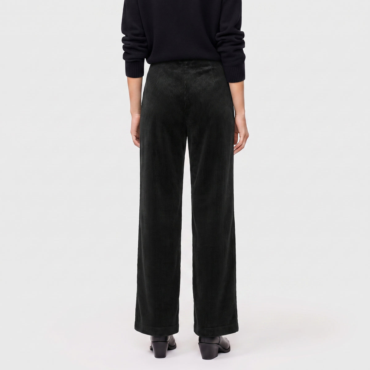 Jersey corduroy trousers with a clean look. | WIDE CLEAN | black | Back view of model