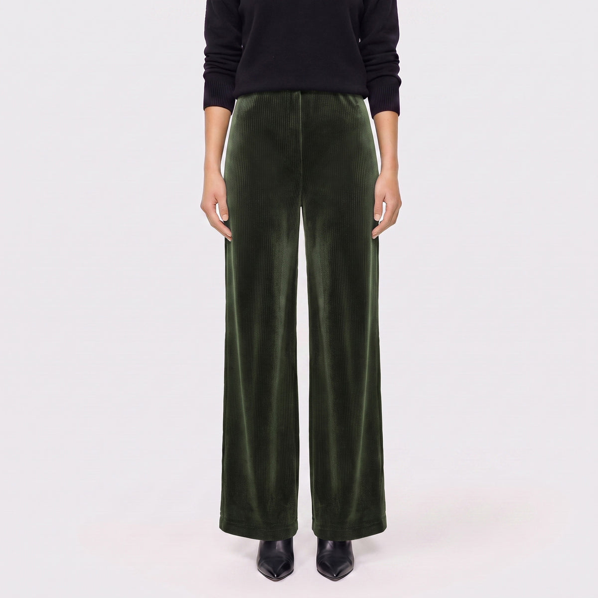 Jersey corduroy trousers with a clean look. | WIDE CLEAN | forest | Front view of model