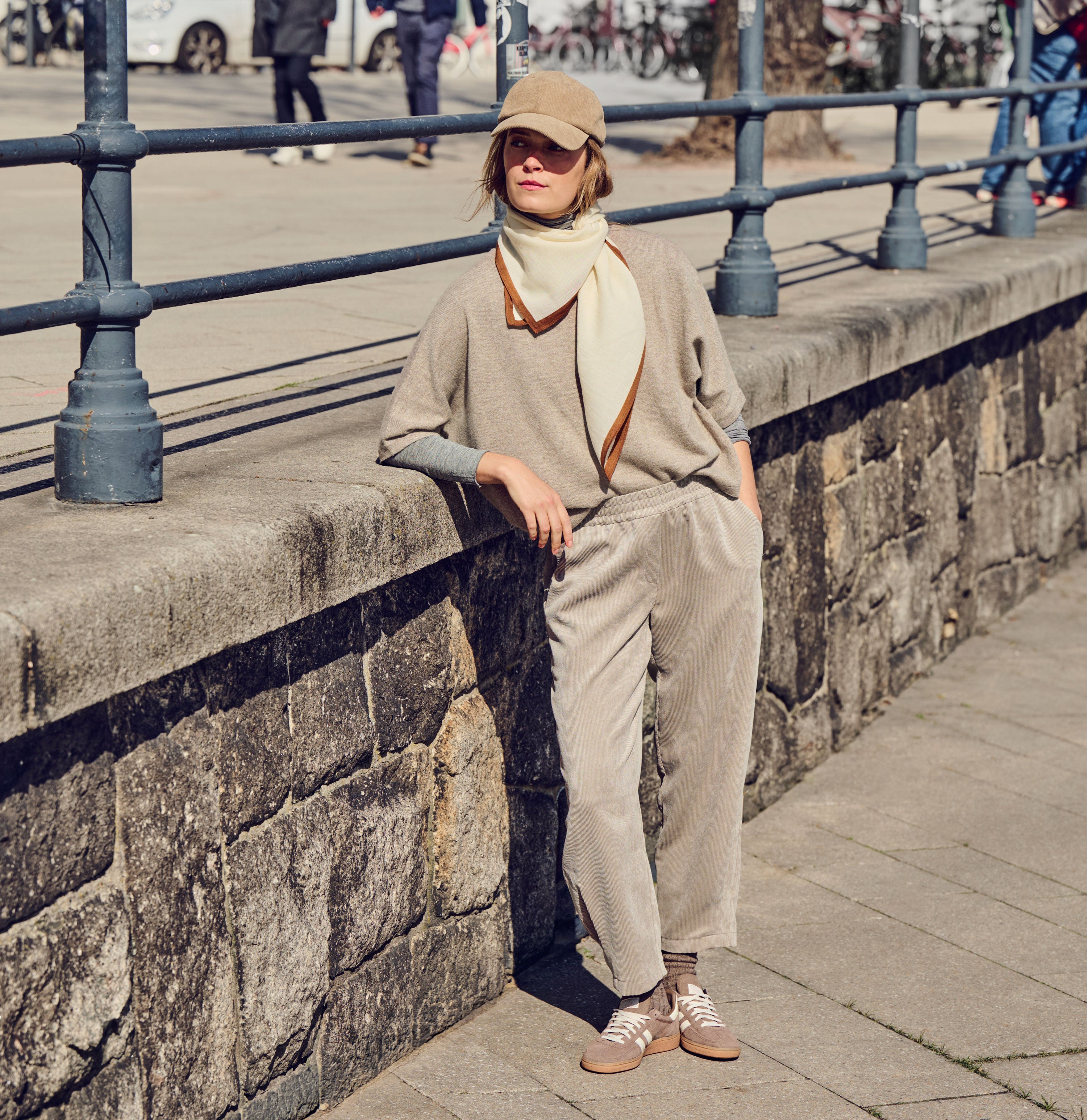 Relaxed trousers made of flowing corduroy. | EVA 2.3 | oxide brown | Campaign image 3