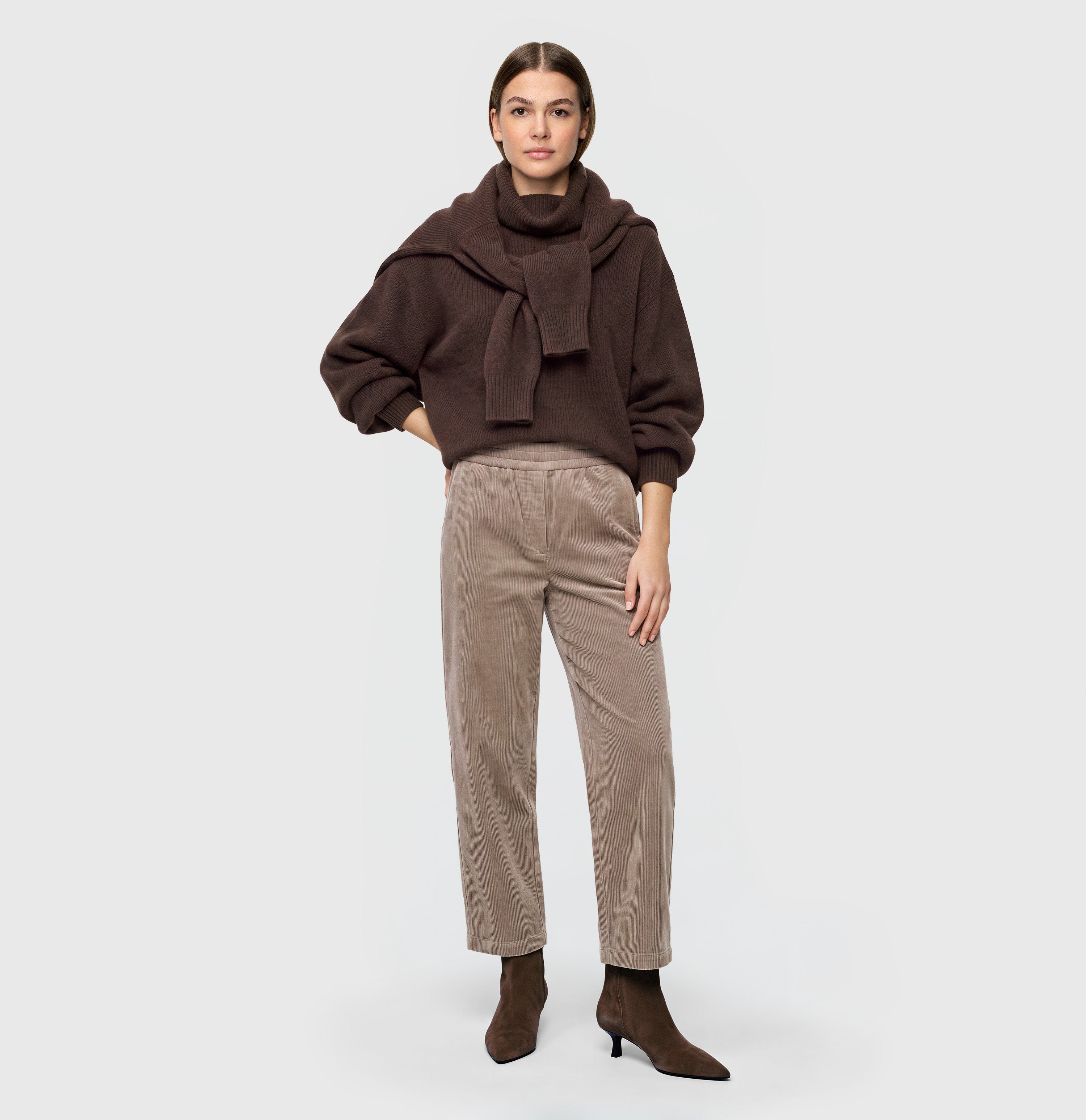 Relaxed trousers made of flowing corduroy. | EVA 2.3 | oxide brown | Full-body of model