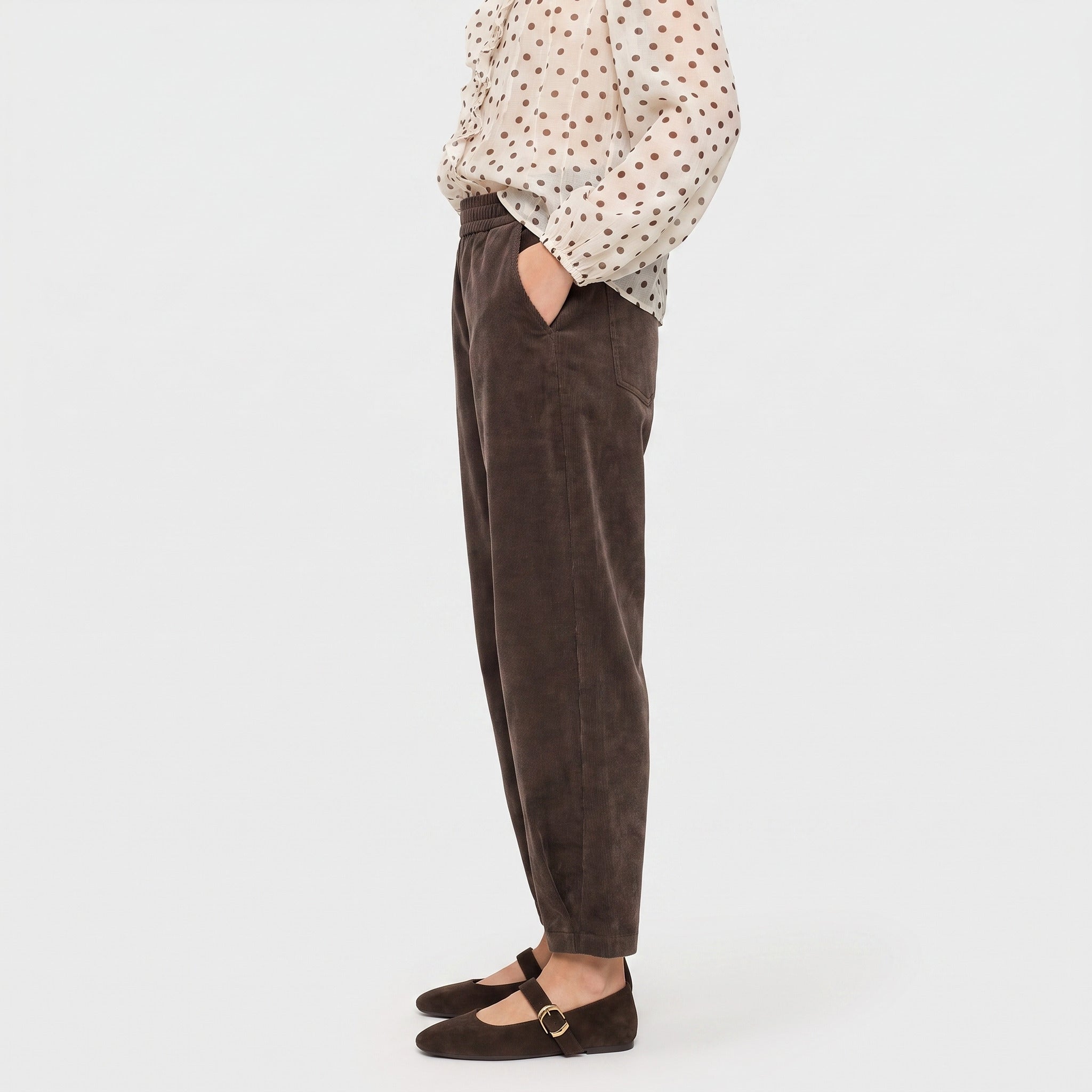 Corduroy trousers with cuff. | EVA 2.3 | truffle brown | Side view of model