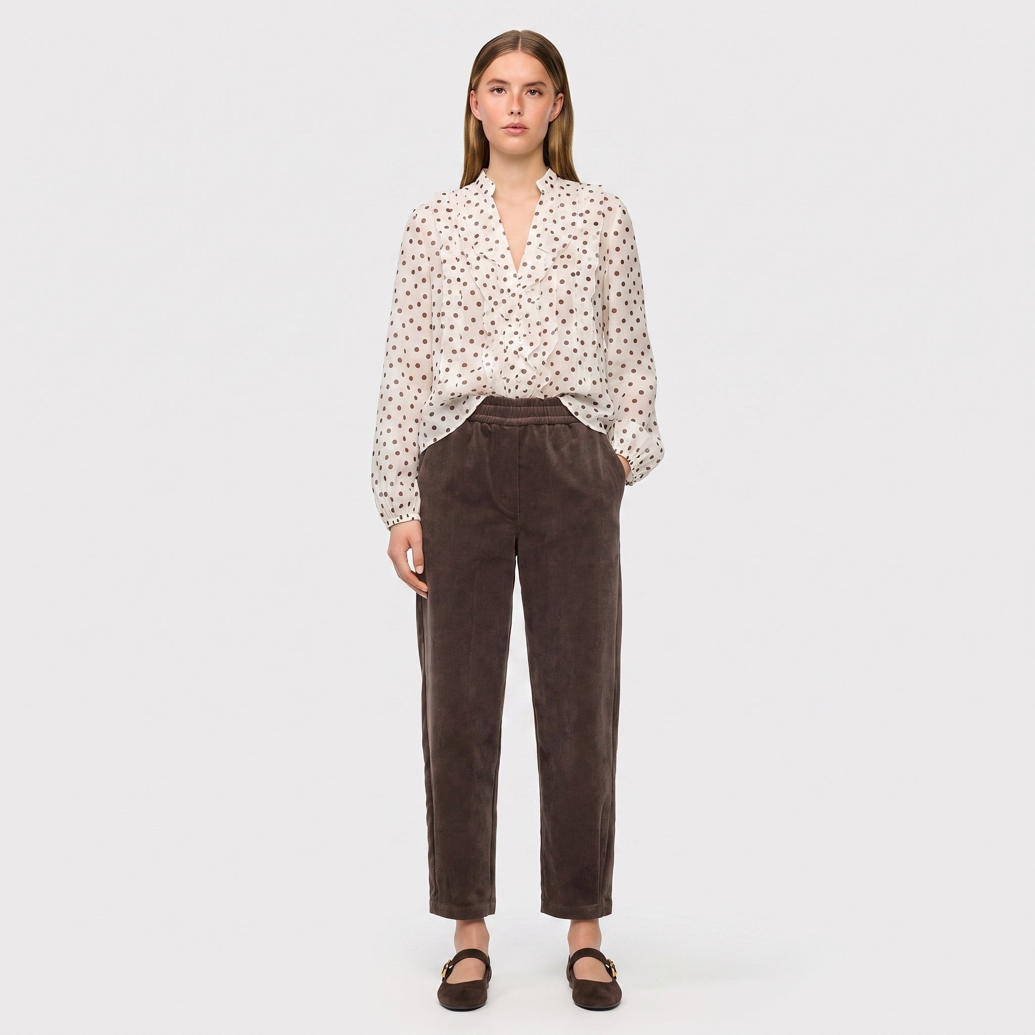 Corduroy trousers with cuff. | EVA 2.3 | truffle brown | Full-body of model