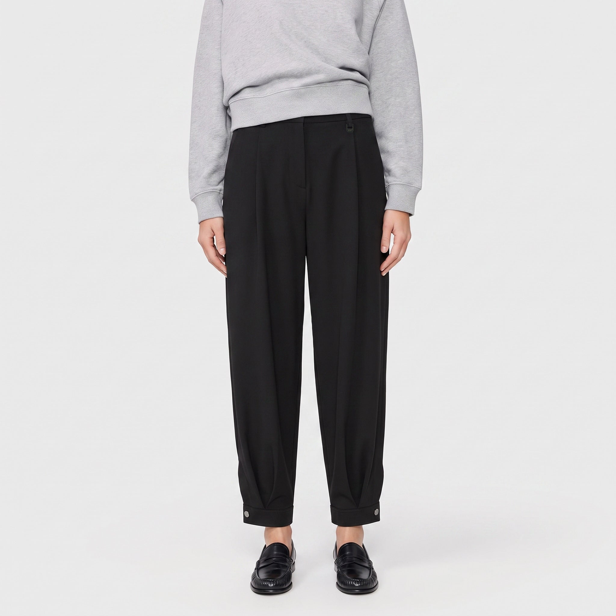 Floating crepe trousers with cuffs. | BALLOON | black | Front view of model