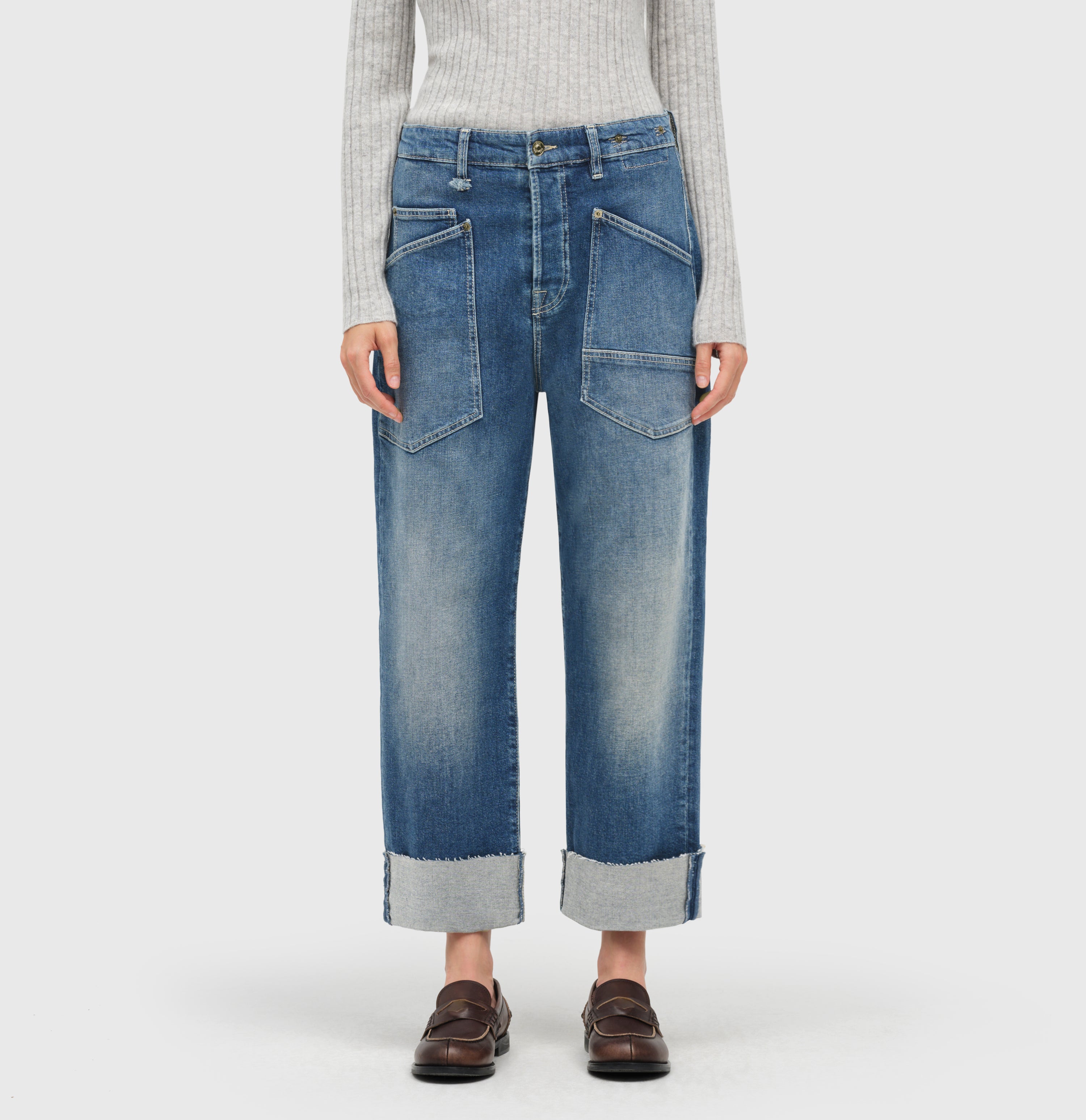 Casual baggy style in a vintage wash. | BAGGY straight | mid blue commercial authentic | Side view of model