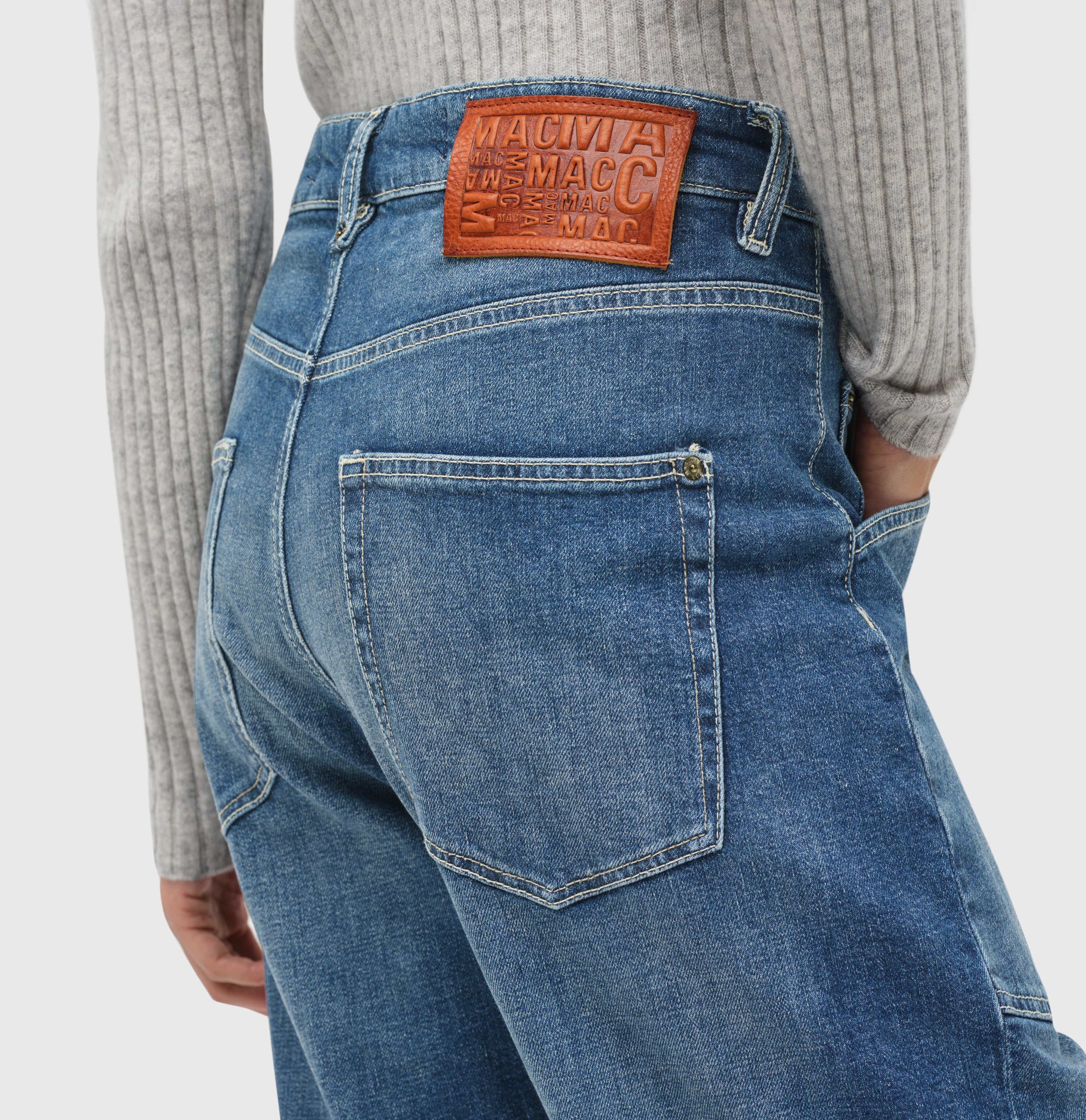 Casual baggy style in a vintage wash. | BAGGY straight | mid blue commercial authentic | Detailed view 2 of model