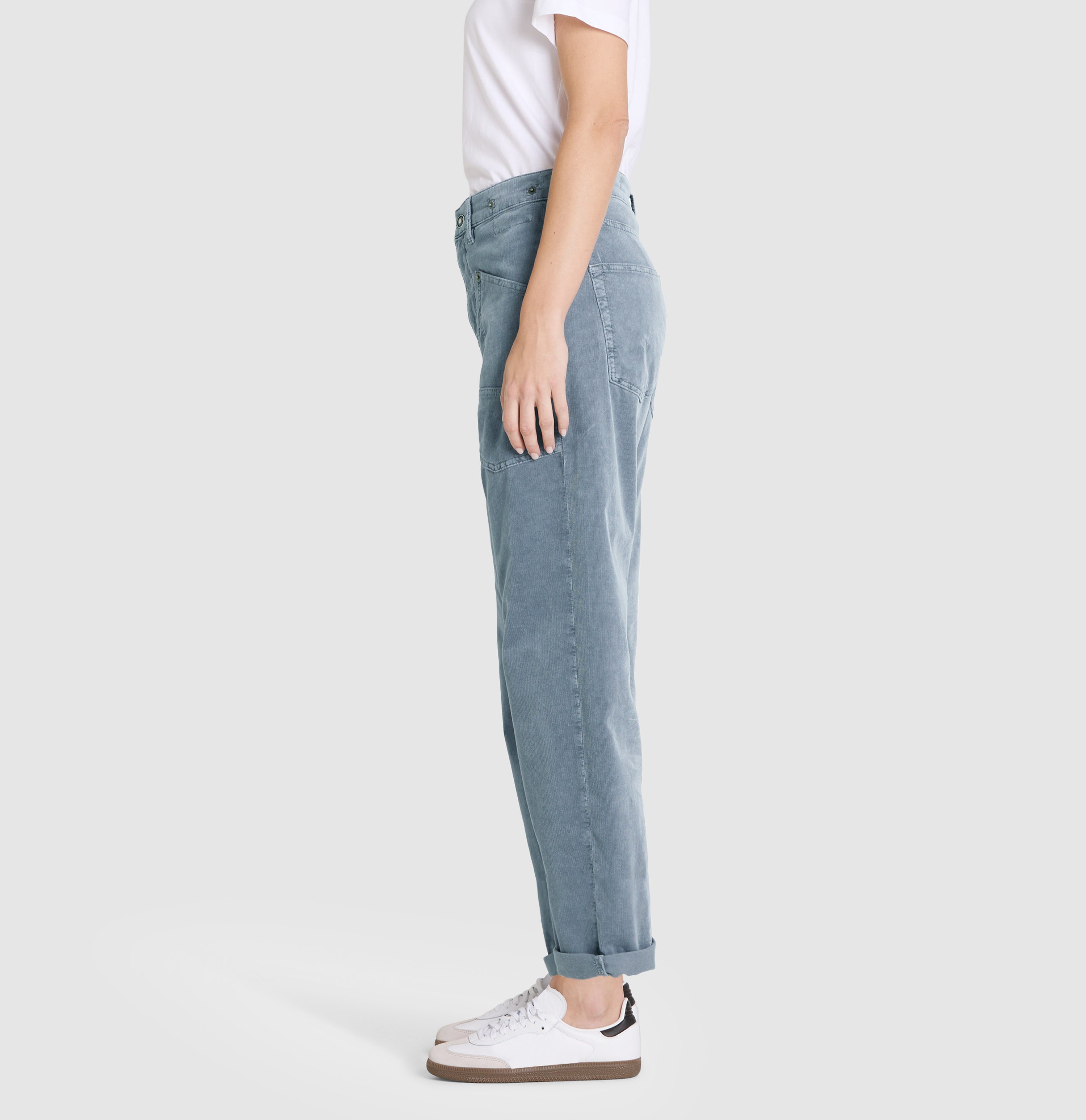 Baggy trousers made of soft baby corduroy. | BAGGY straight | grisaille | Side view of model