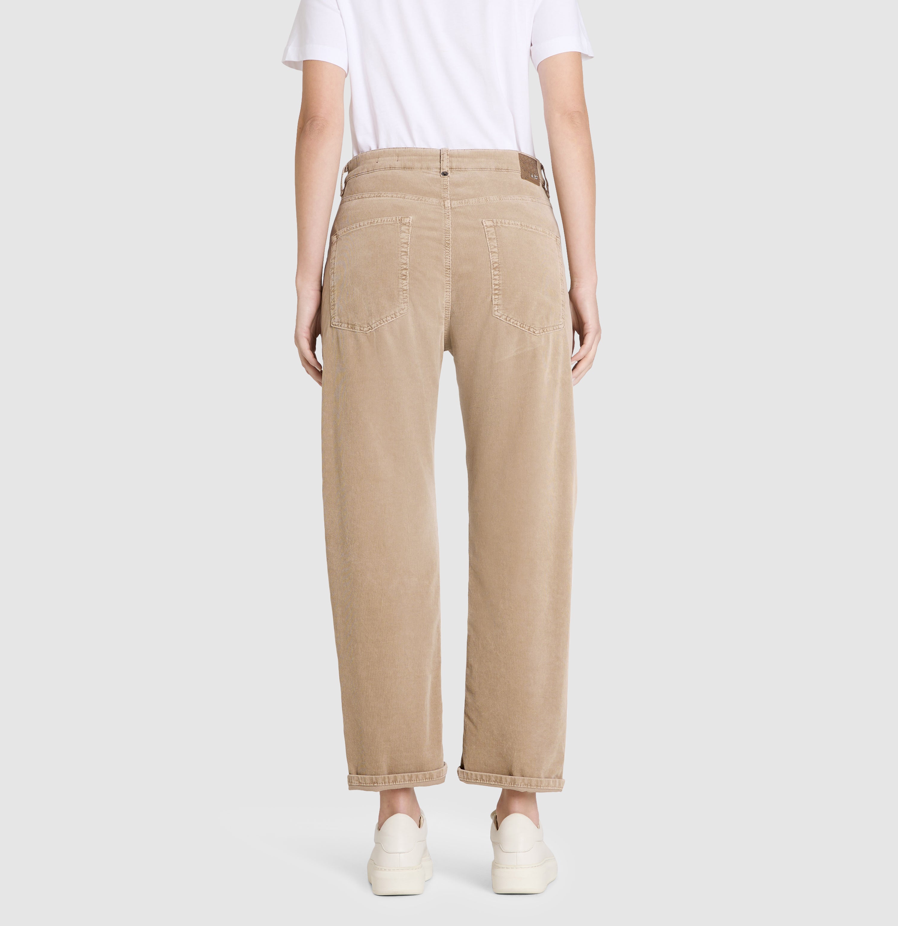 Baggy trousers made of soft baby corduroy. | BAGGY straight | windspray beige | Back view of model