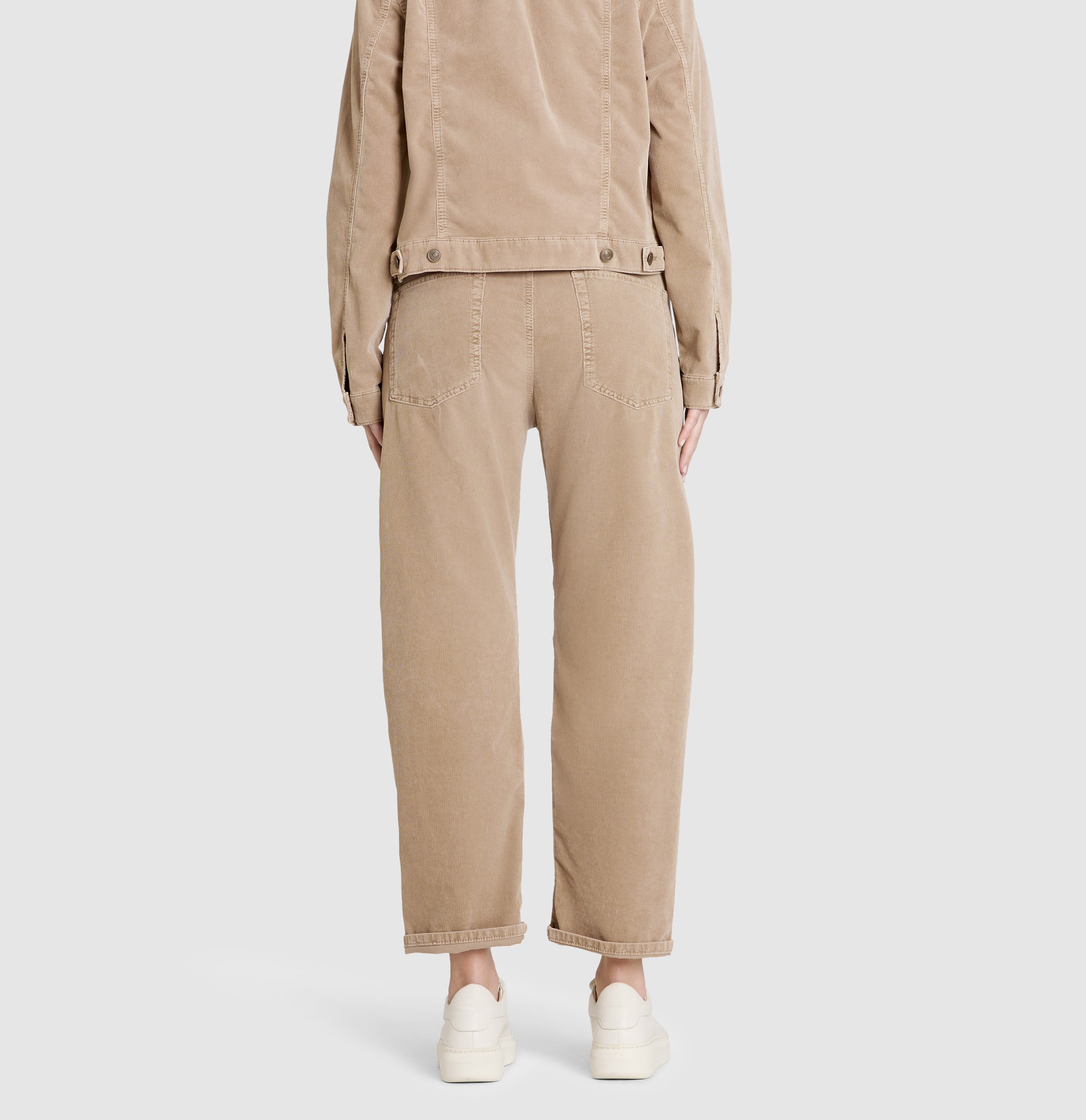 Baggy trousers made of soft baby corduroy. | BAGGY straight | windspray beige | Campaign image