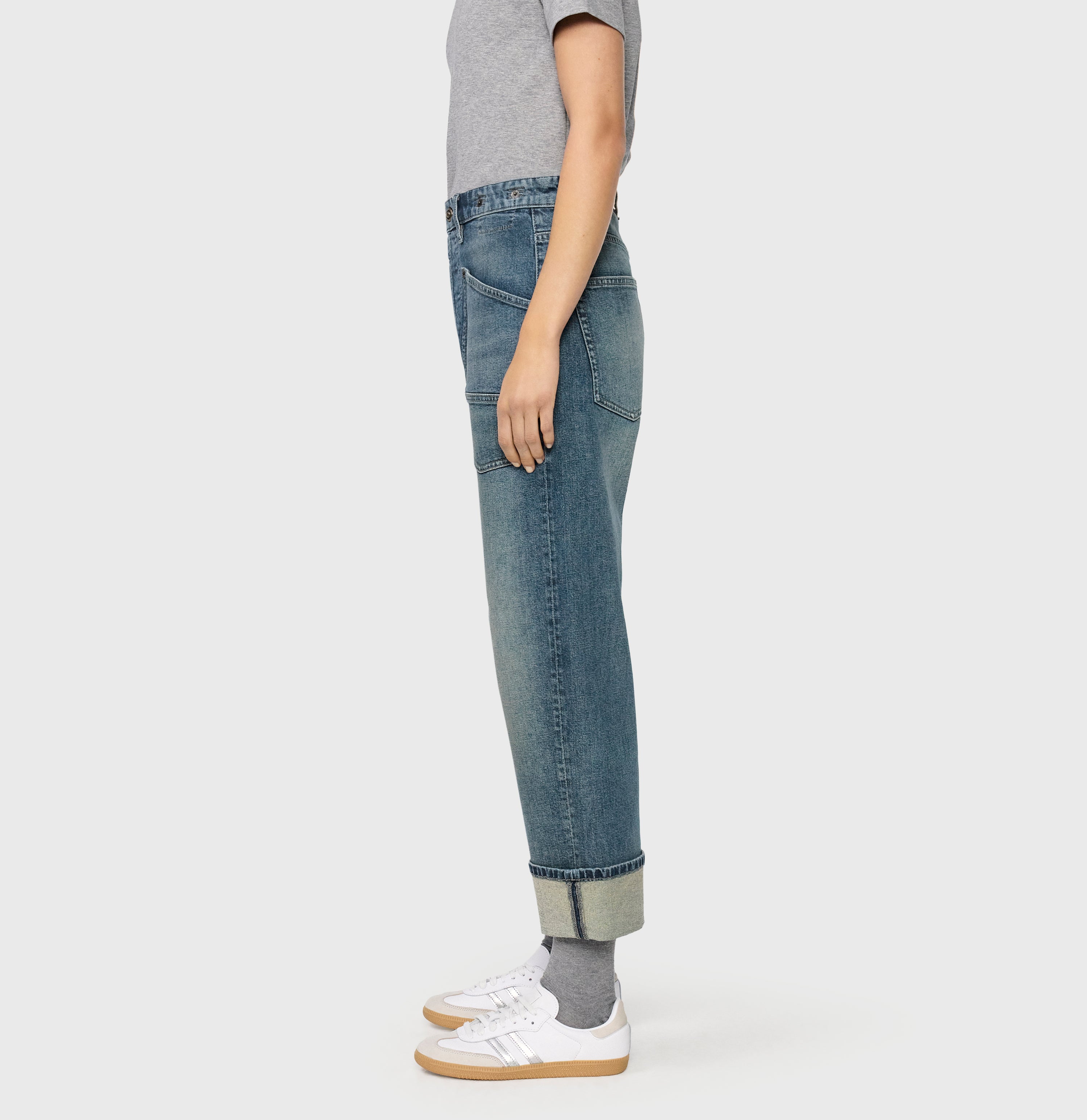 Casual, baggy jeans with a vintage look. | BAGGY straight | blueish green tinted | Side view of model