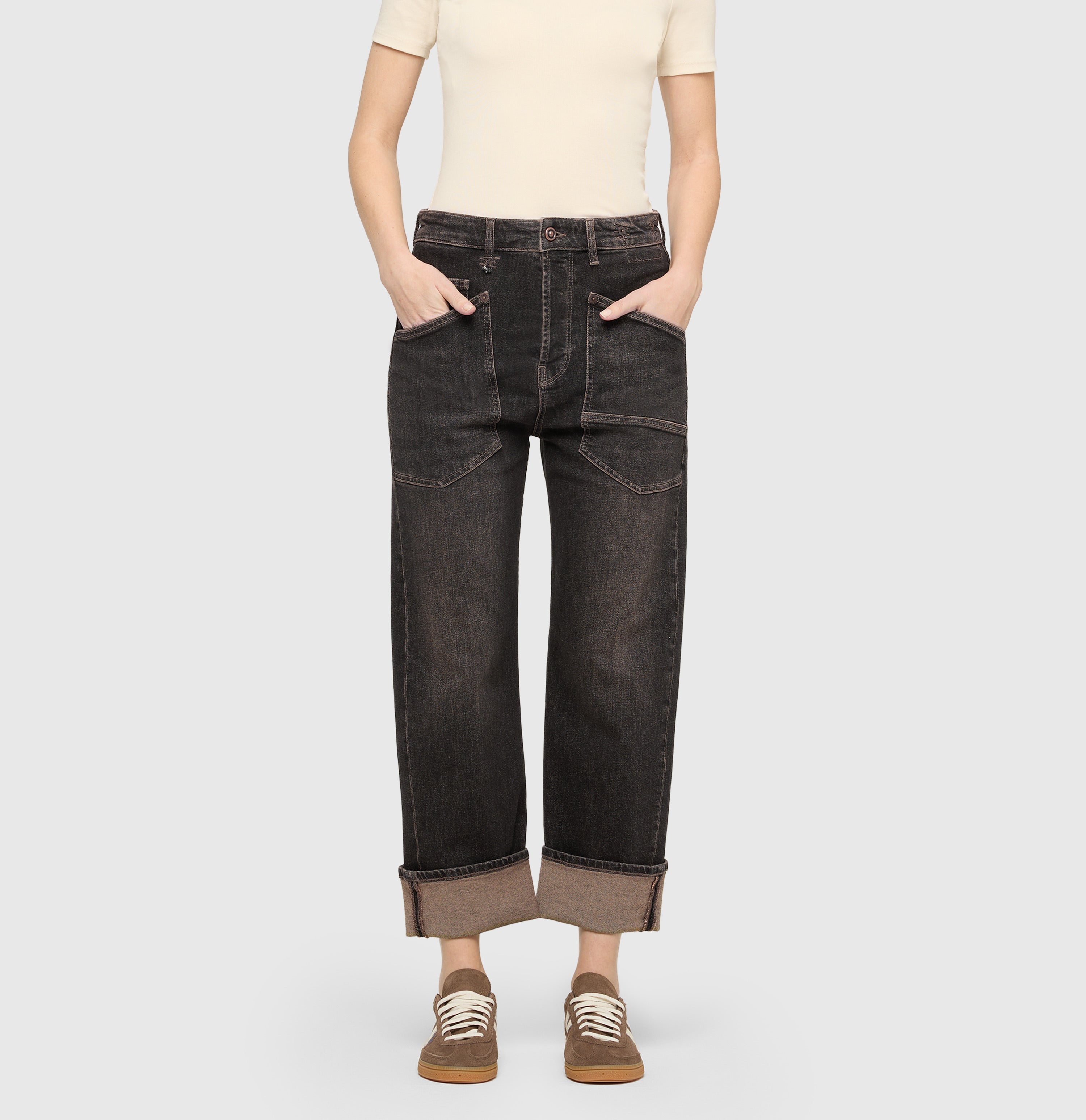 Casual, baggy jeans with a vintage look. | BAGGY straight | brown tinted black wash | Front view of model