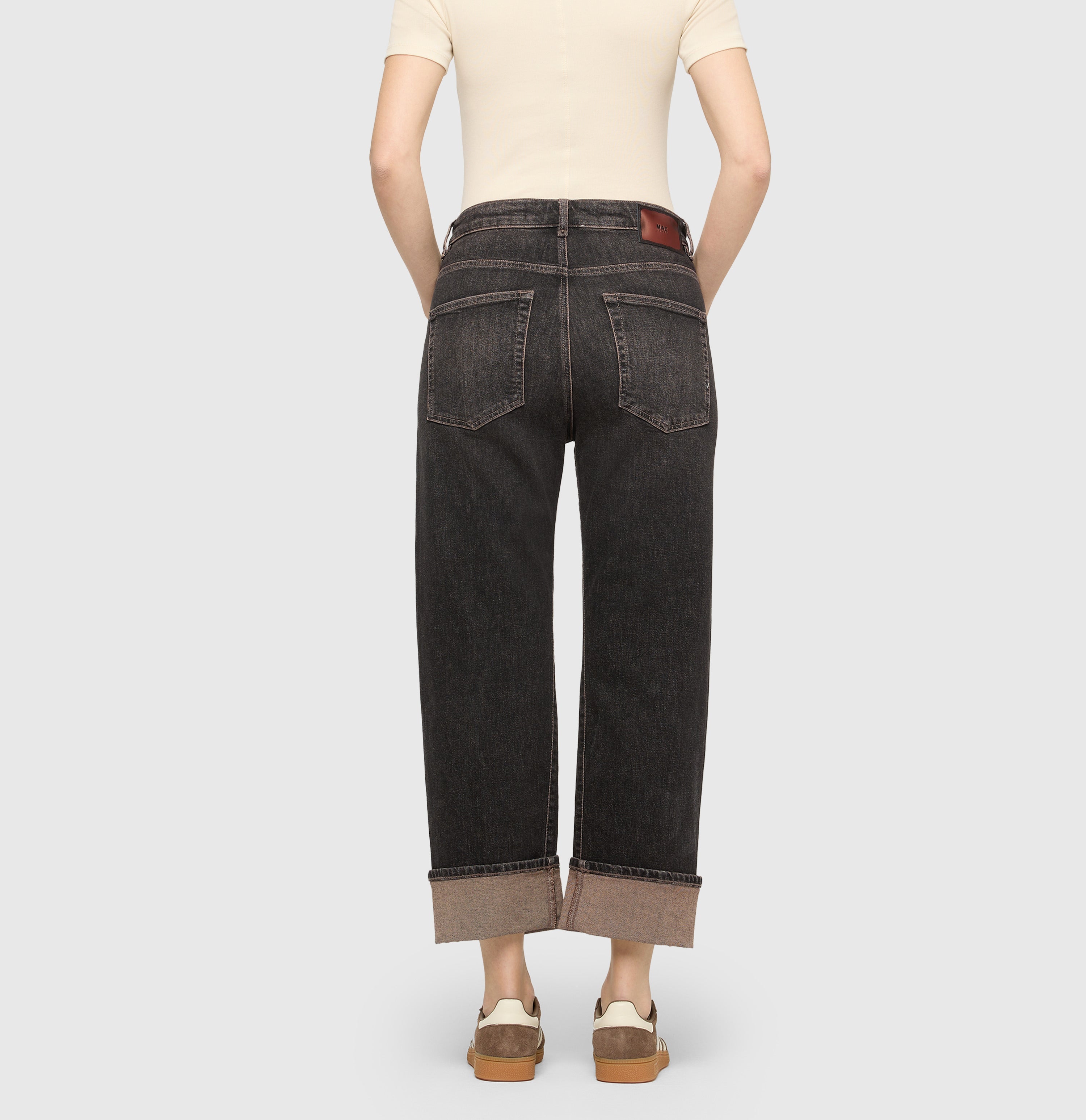 Casual, baggy jeans with a vintage look. | BAGGY straight | brown tinted black wash | Back view of model