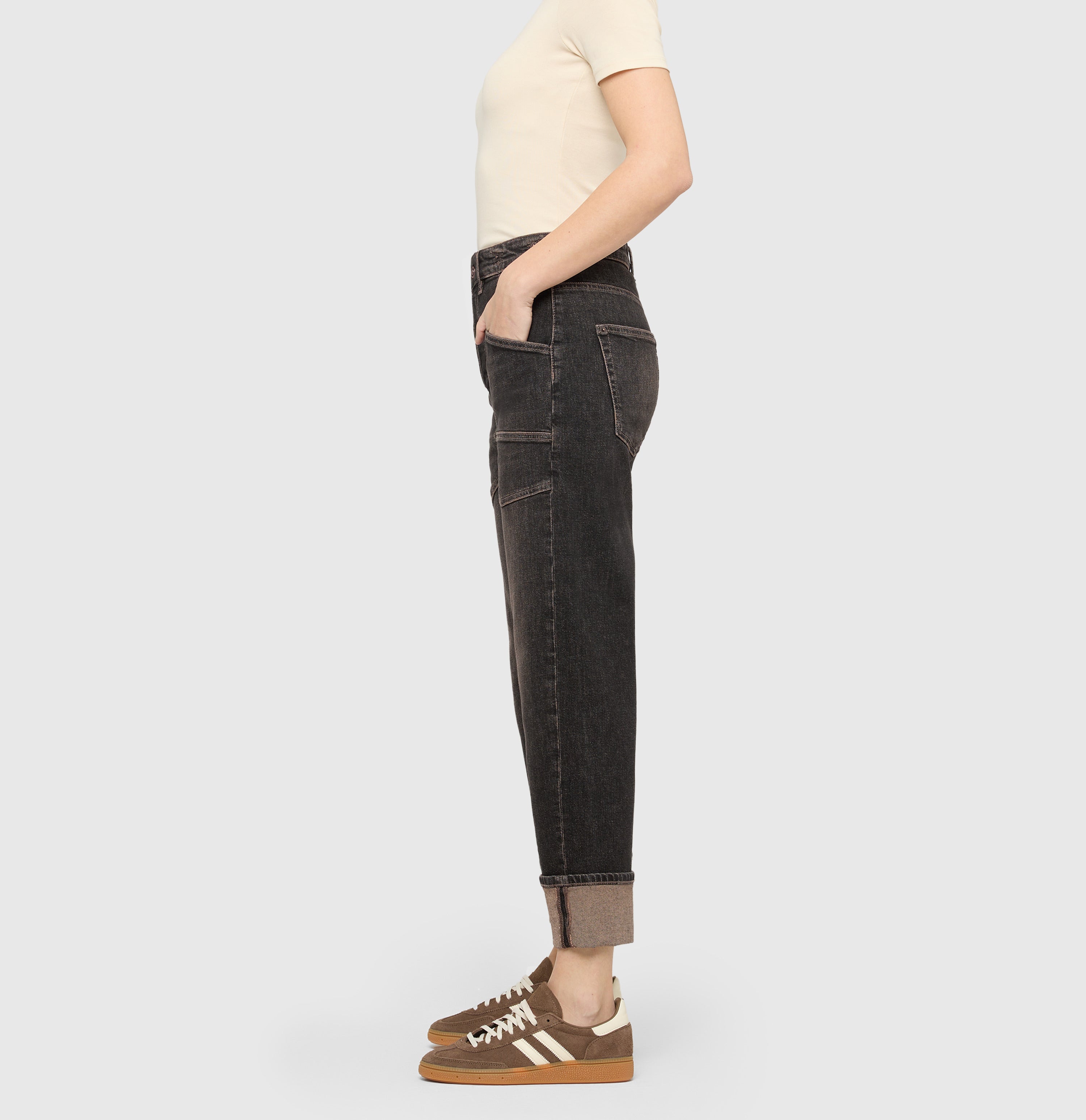 Casual, baggy jeans with a vintage look. | BAGGY straight | brown tinted black wash | Side view of model