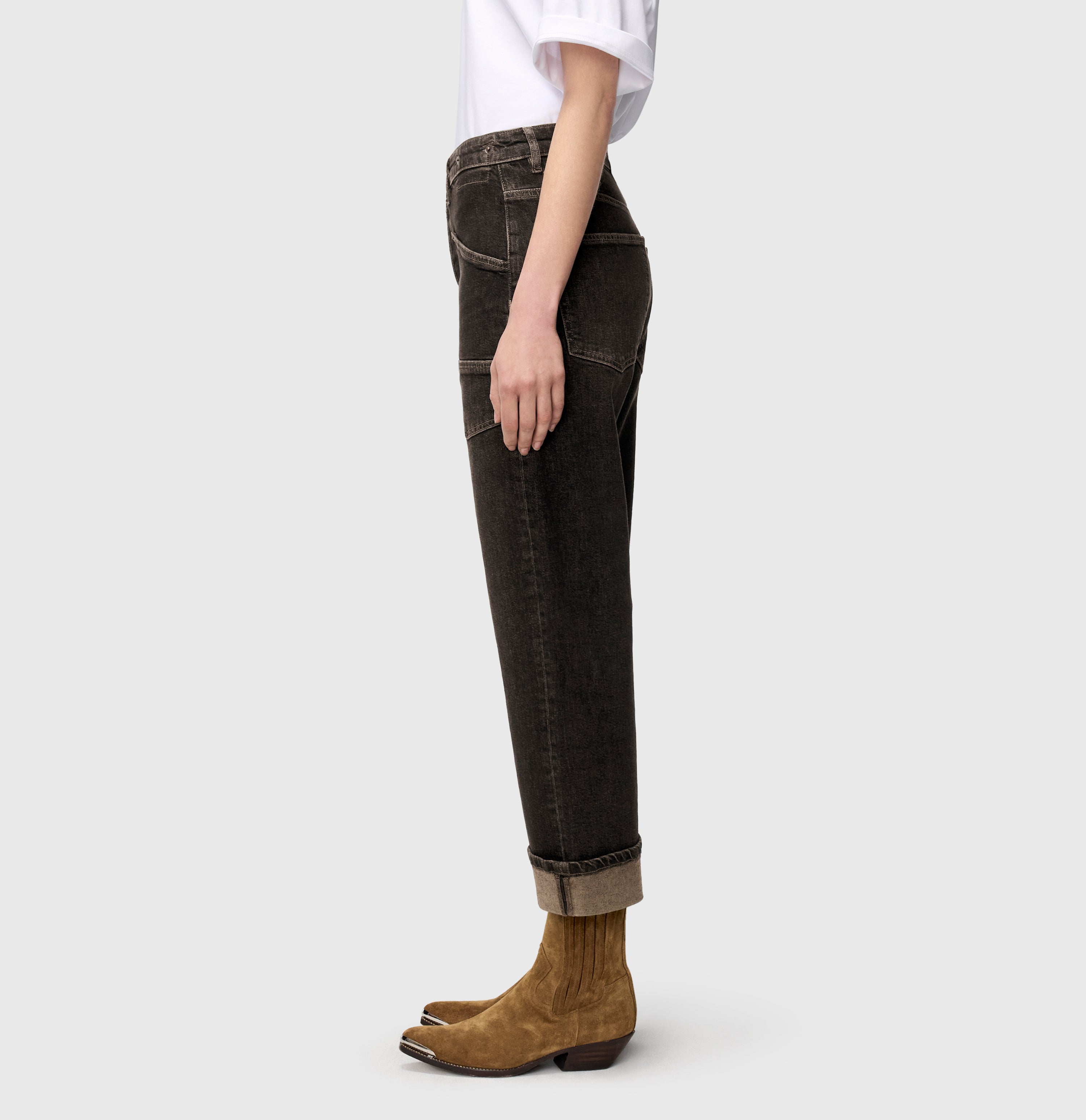 Casual baggy style with large pockets. | S-NAME | S-FBBZ | Detailed view 2 of model