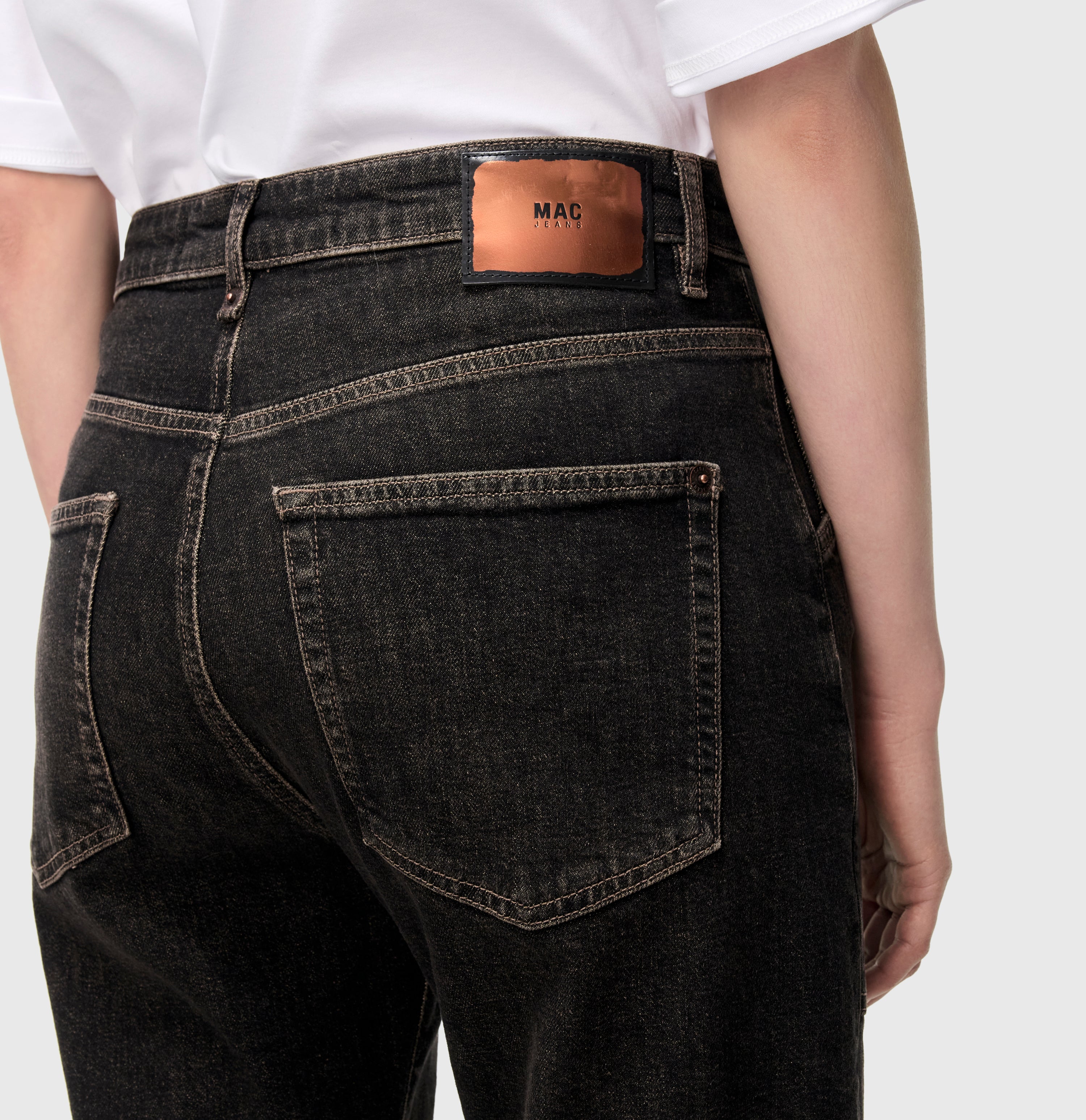 Casual baggy style with large pockets. | BAGGY straight | brown tinted black wash | Detailed view 3 of model