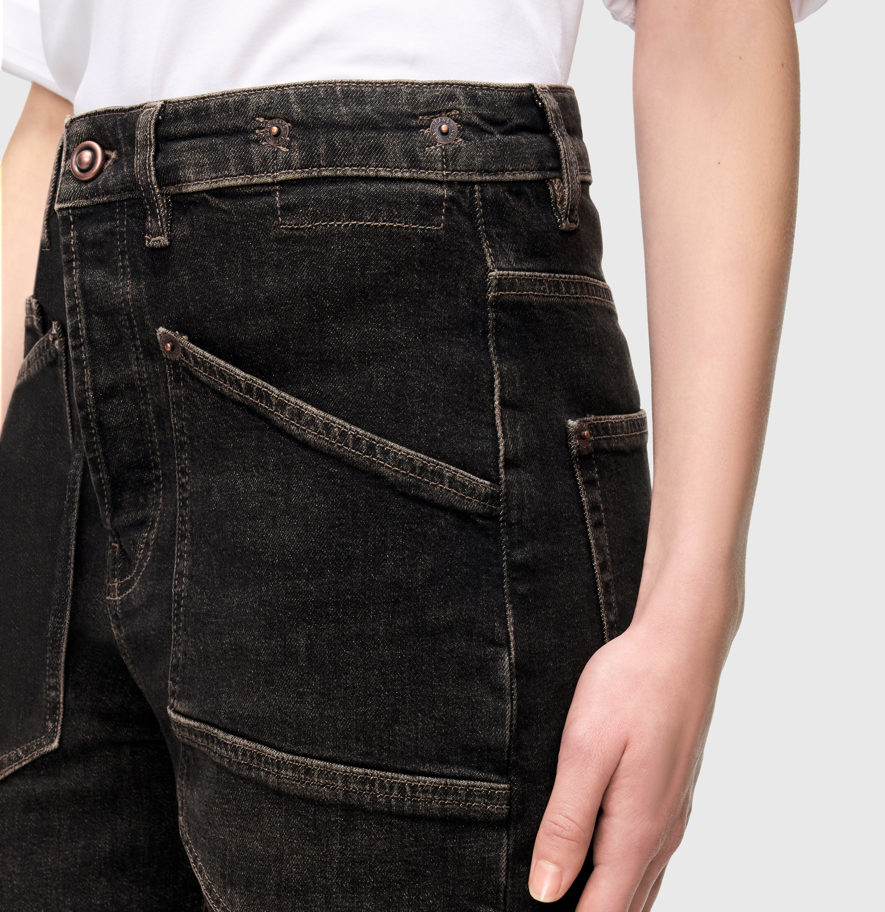 Casual baggy style with large pockets. | BAGGY straight | brown tinted black wash | Detailed view 4 of model