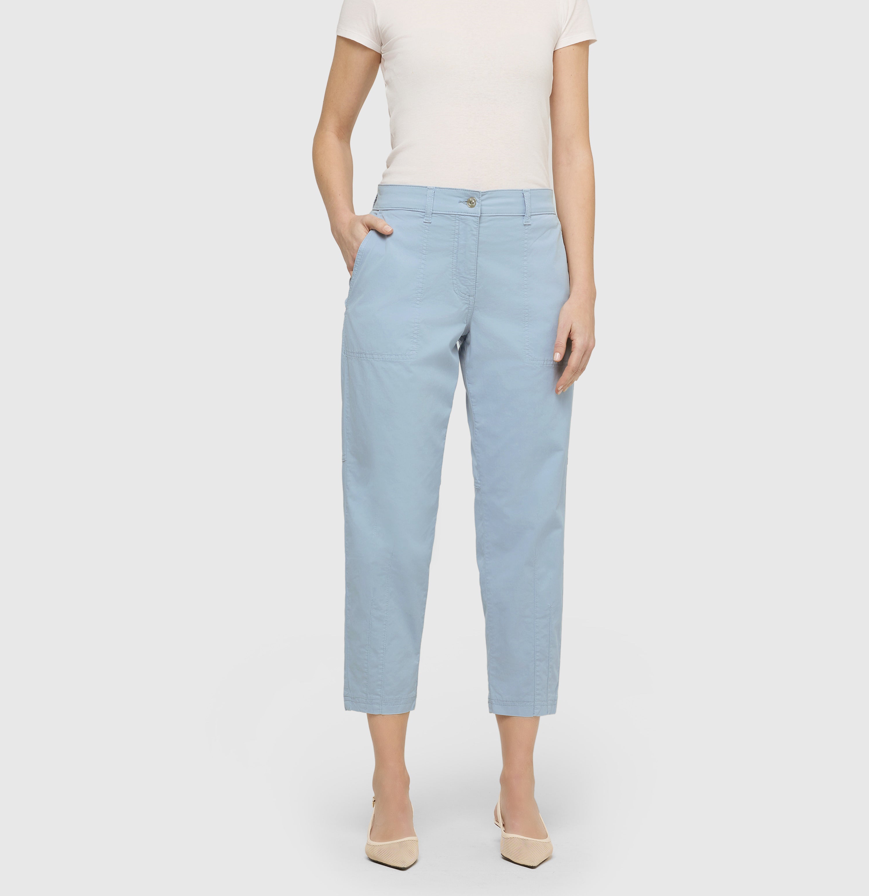 Relaxed cargo pants made of gabardine. | EBBY 2.3 | ice blue PPT | Front view of model