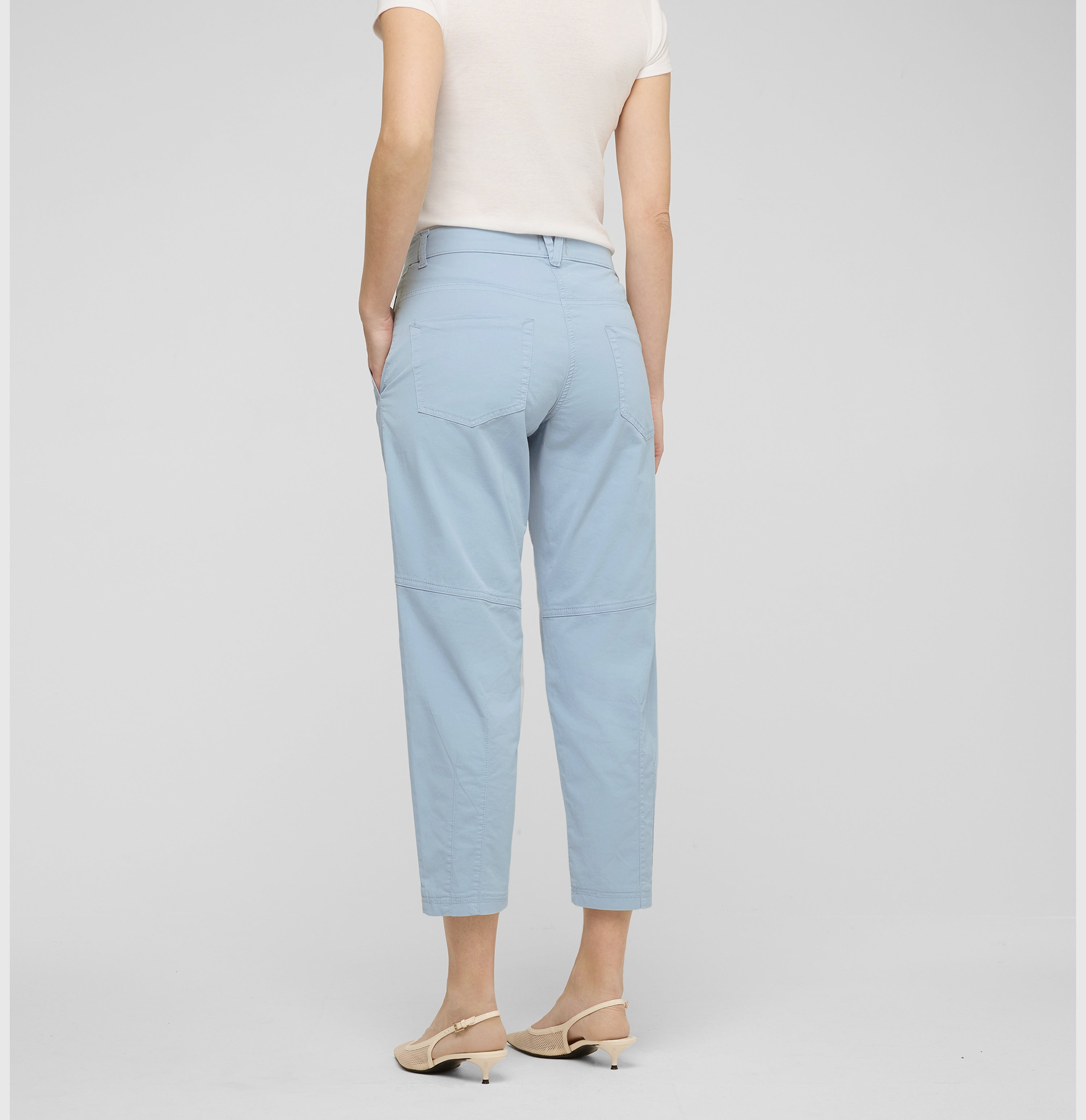 Relaxed cargo pants made of gabardine. | EBBY 2.3 | ice blue PPT | Back view of model