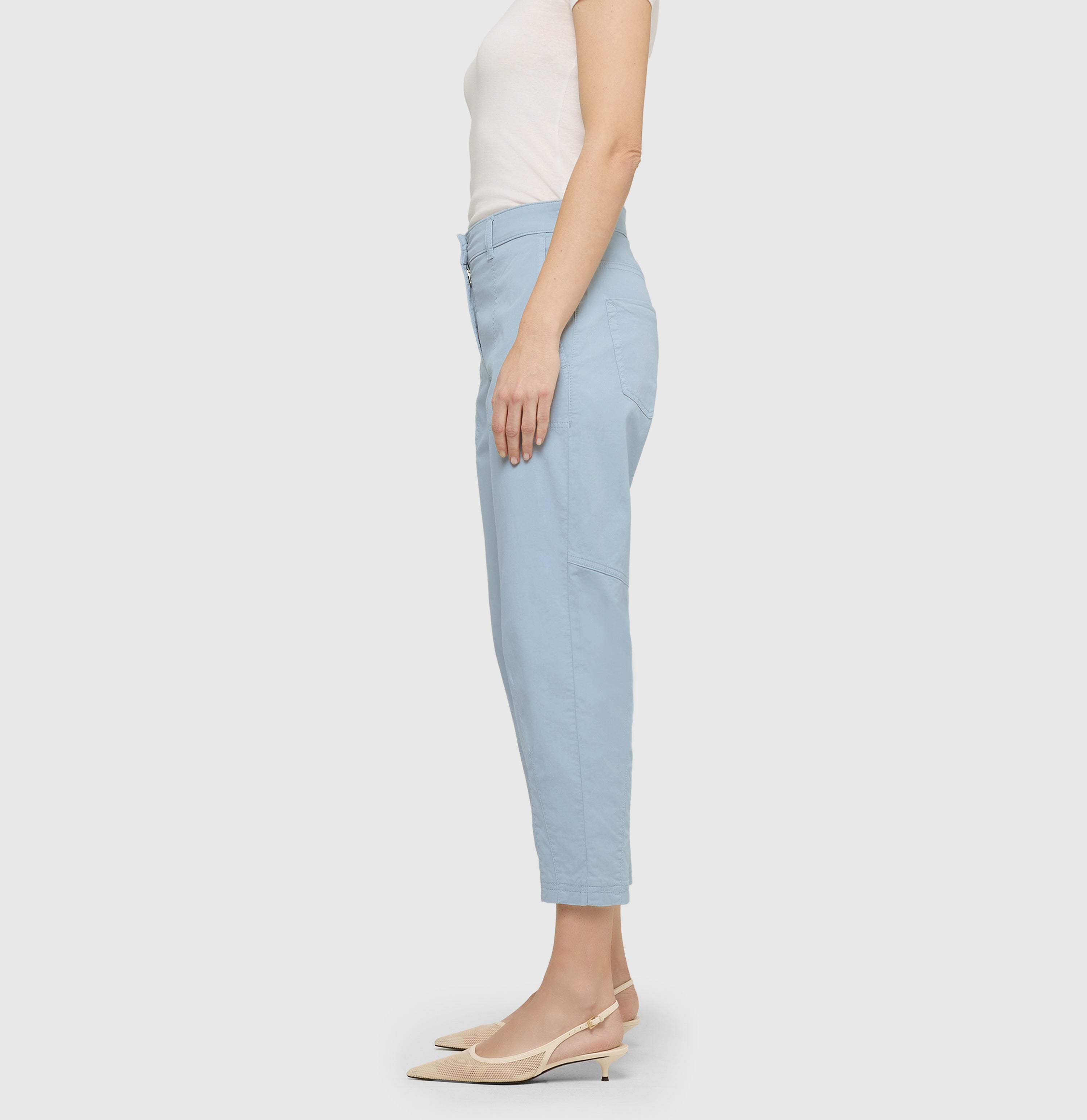 Relaxed cargo pants made of gabardine. | EBBY 2.3 | ice blue PPT | Side view of model
