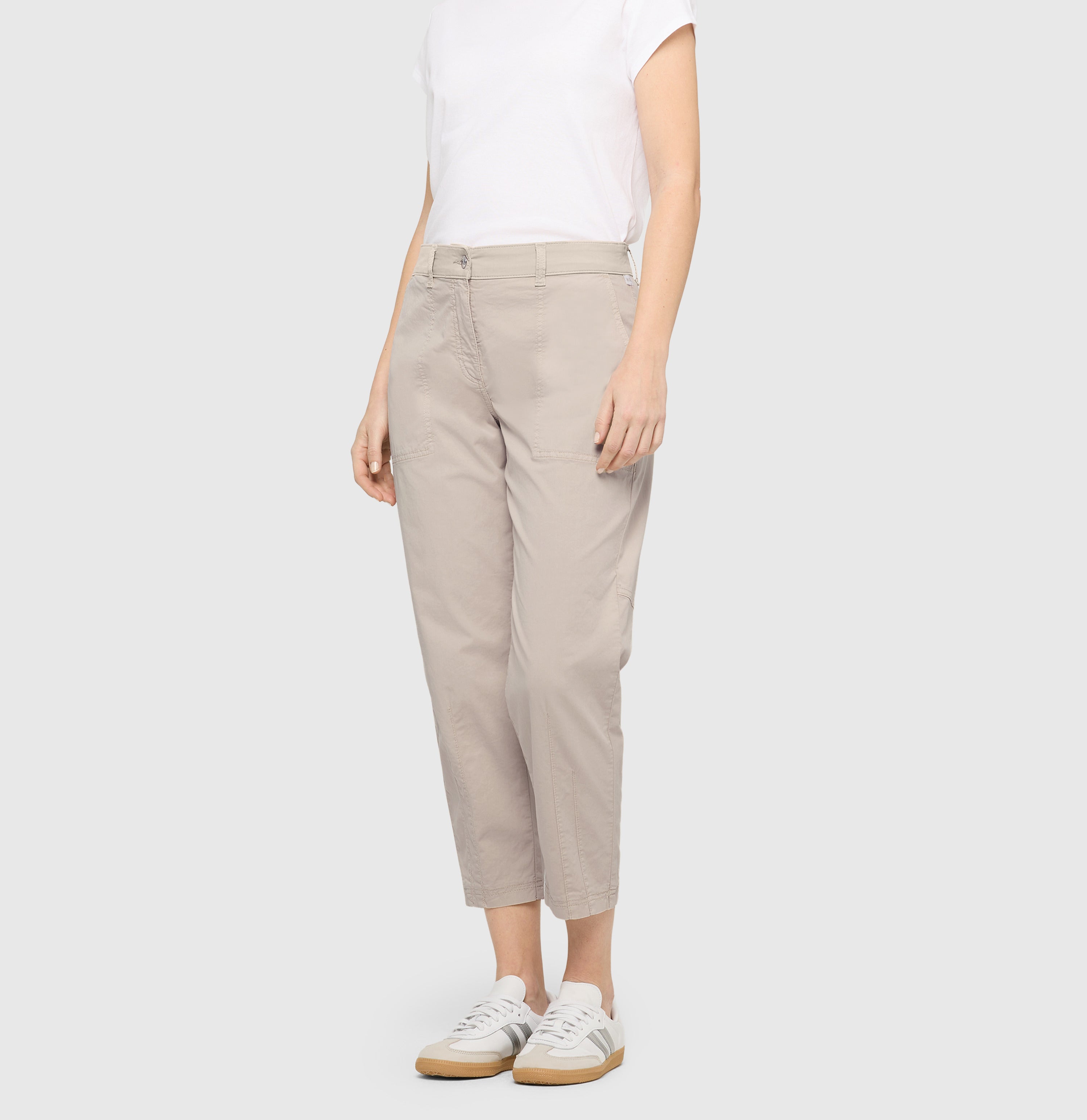 Relaxed cargo pants made of gabardine. | EBBY 2.3 | smoothly beige PPT | Front view of model