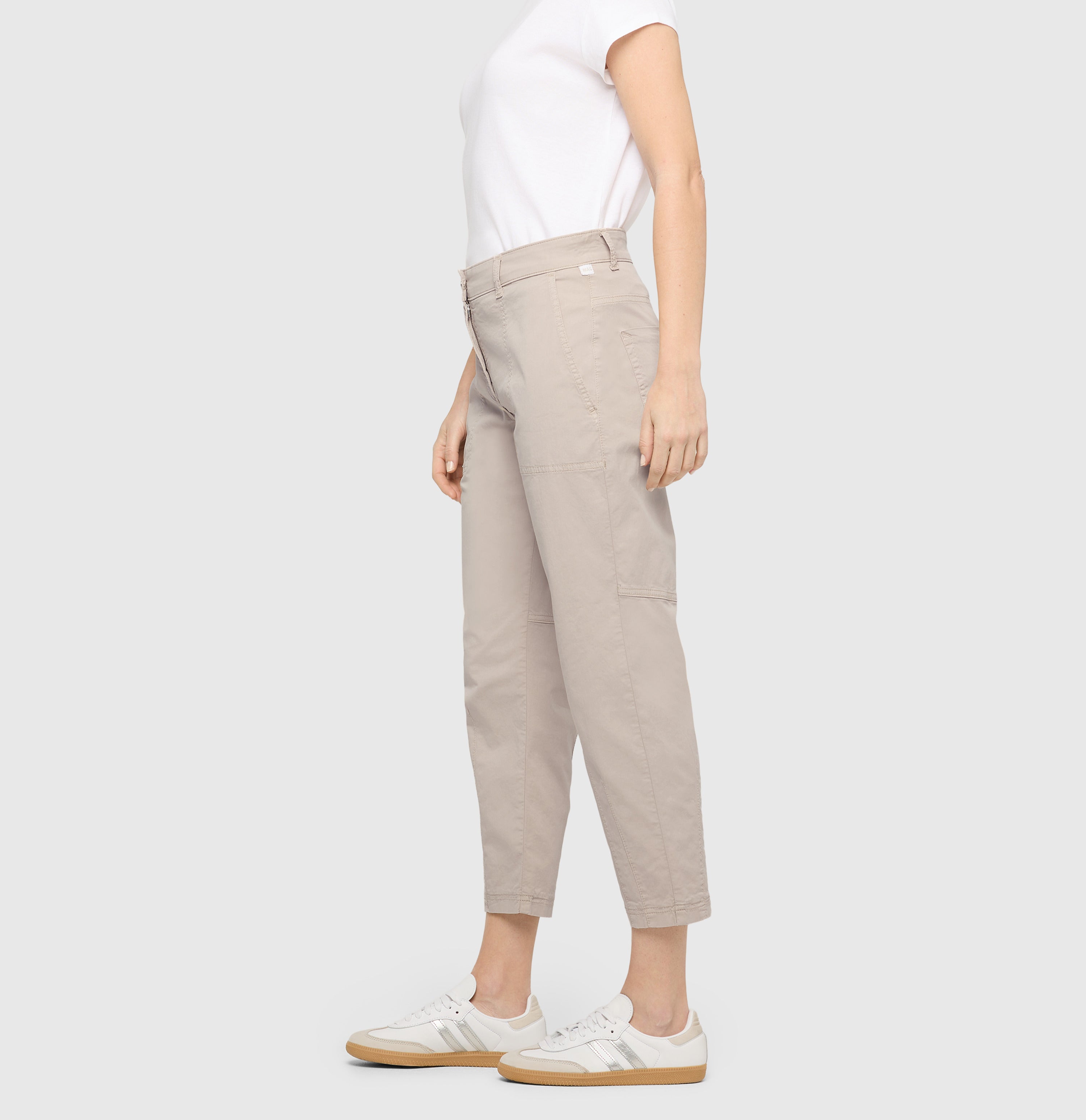 Relaxed cargo pants made of gabardine. | EBBY 2.3 | smoothly beige PPT | Side view of model