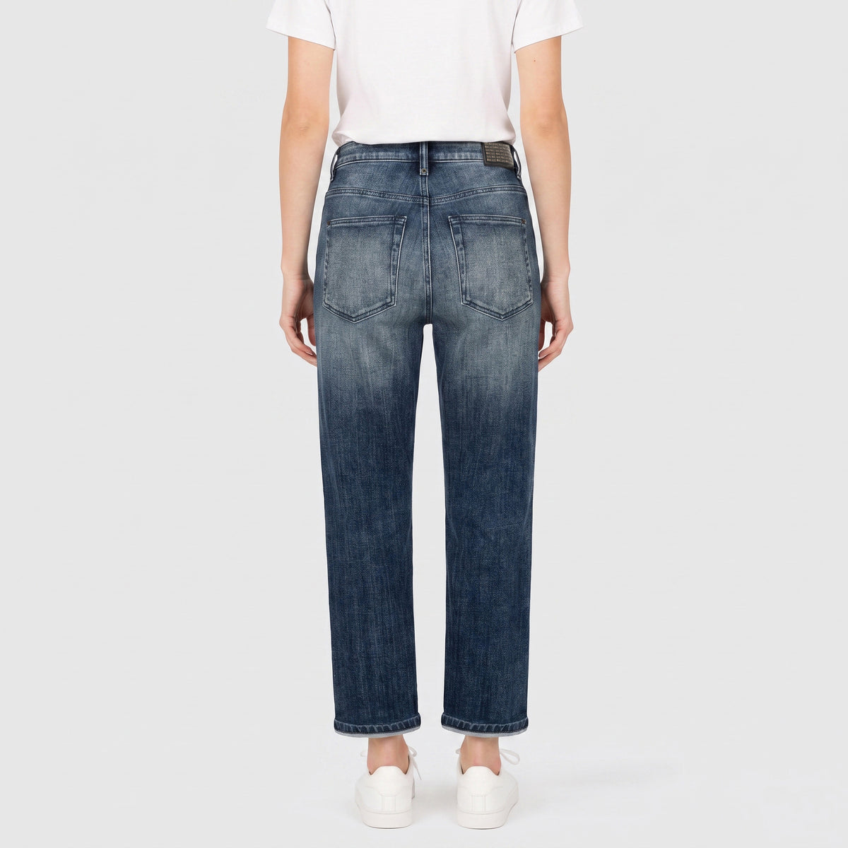 Boyfriend jeans with turn-up. | BOYFRIEND | blue authentic wash | Back view of model