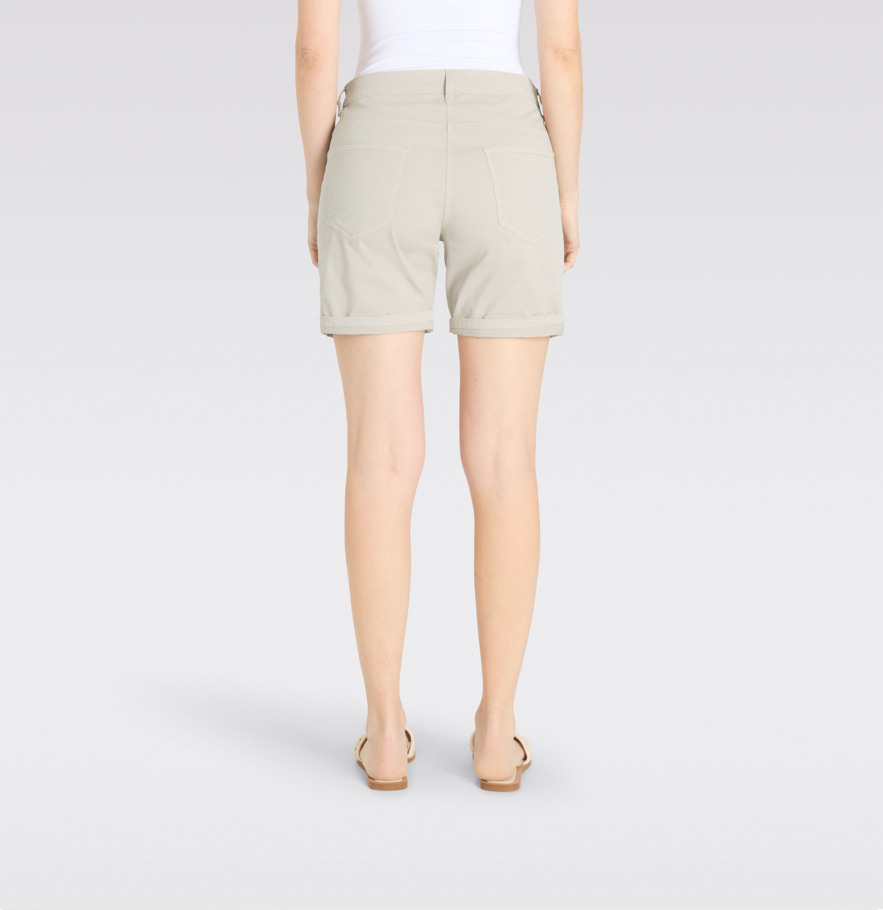 5-pocket shorts with turned-up hem. | SHORTY summer clean | pumice stone PPT | Back view of model