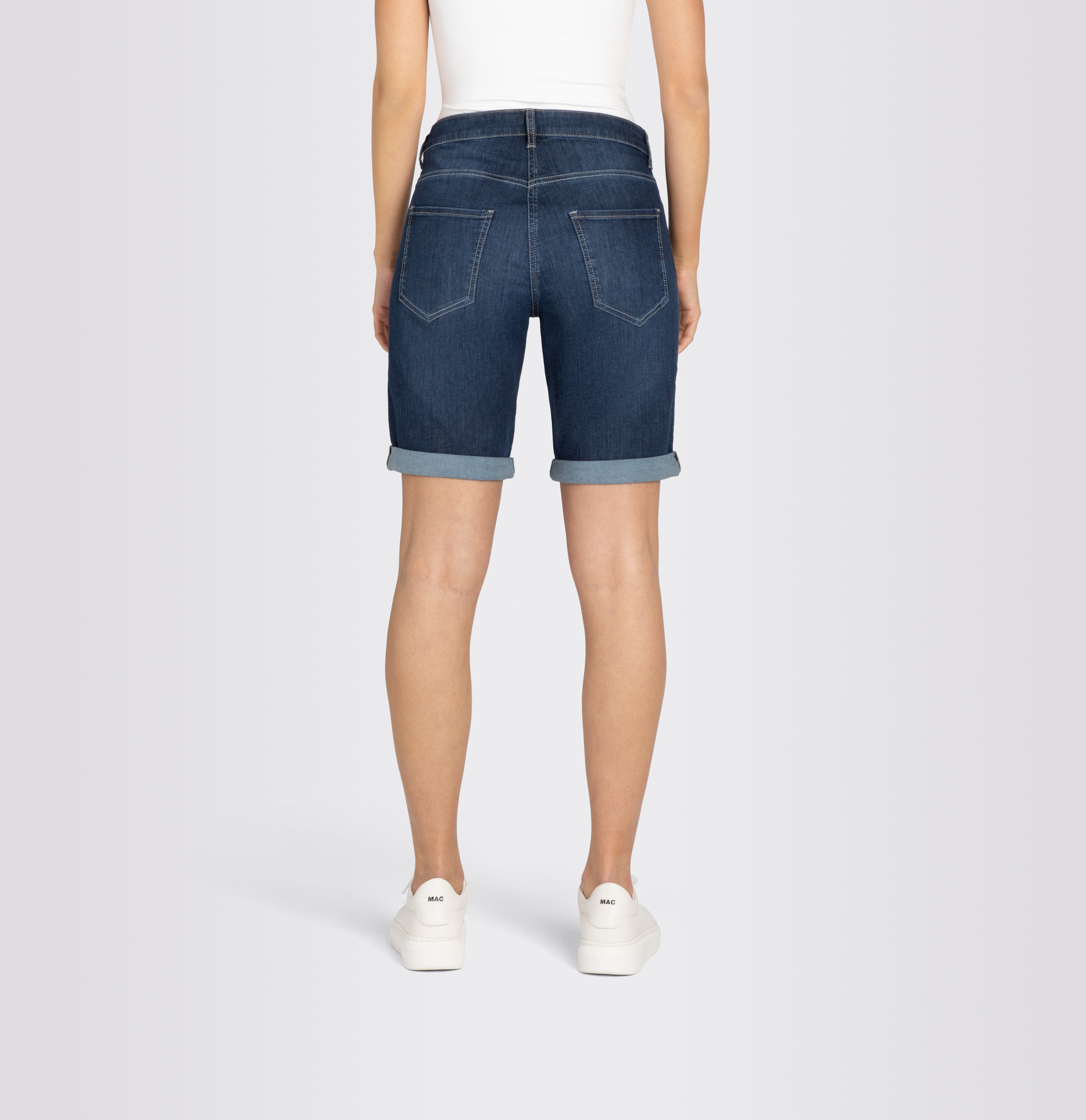 Turned-up jeans shorts made of light denim. | SHORTY summer clean | new basic wash | Back view of model