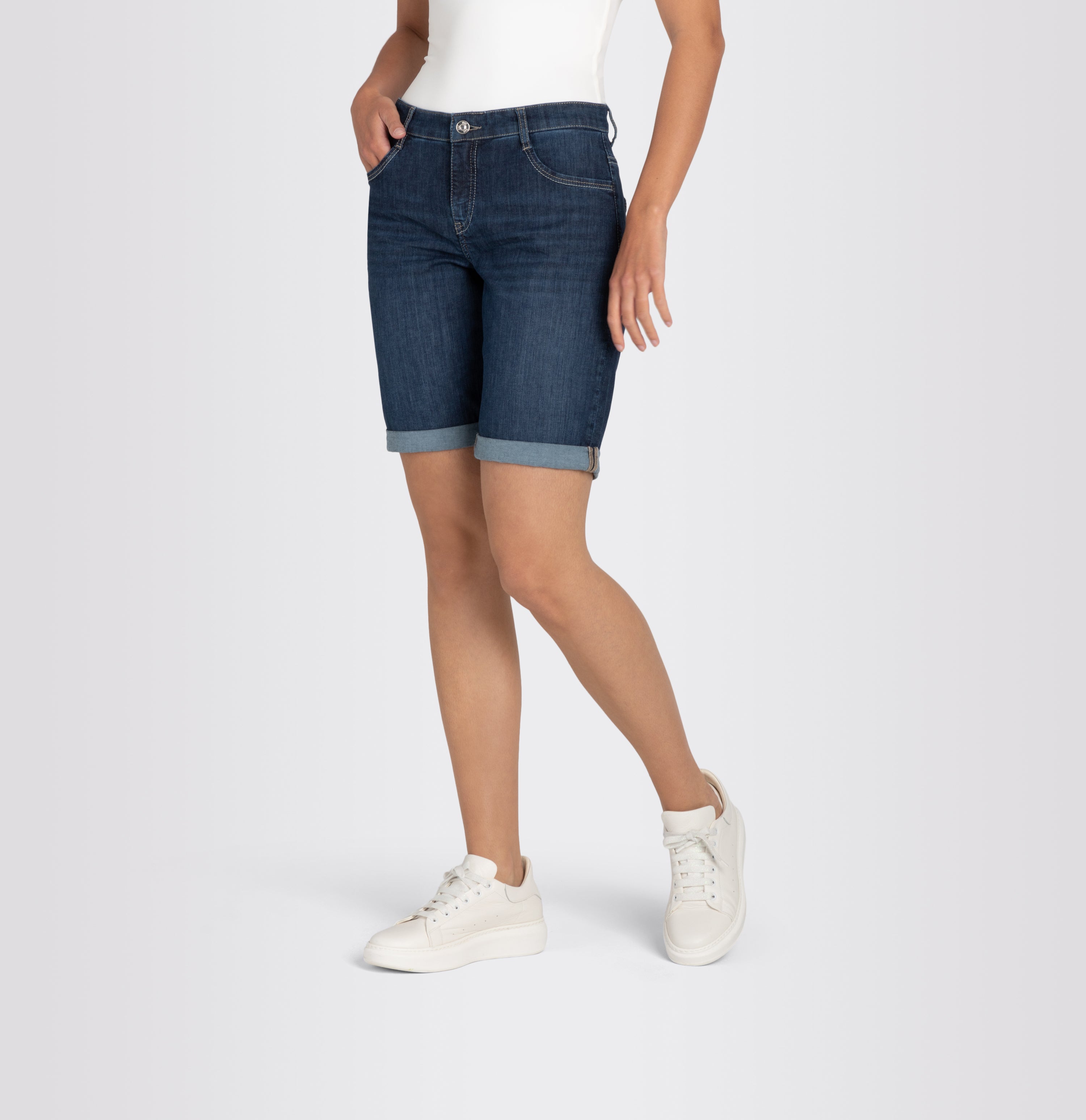 Turned-up jeans shorts made of light denim. | SHORTY summer clean | new basic wash | Detailed view 3 of model