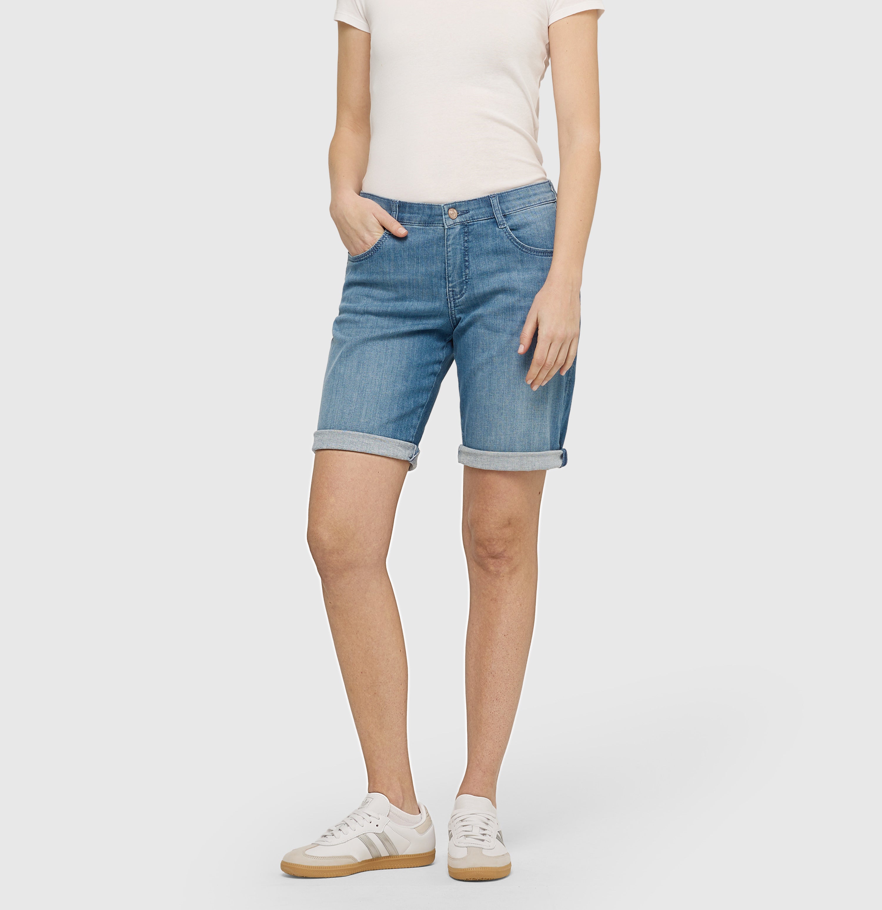 Turned-up shorts made of light denim. | SHORTY summer clean | summer blue authentic used | Front view of model