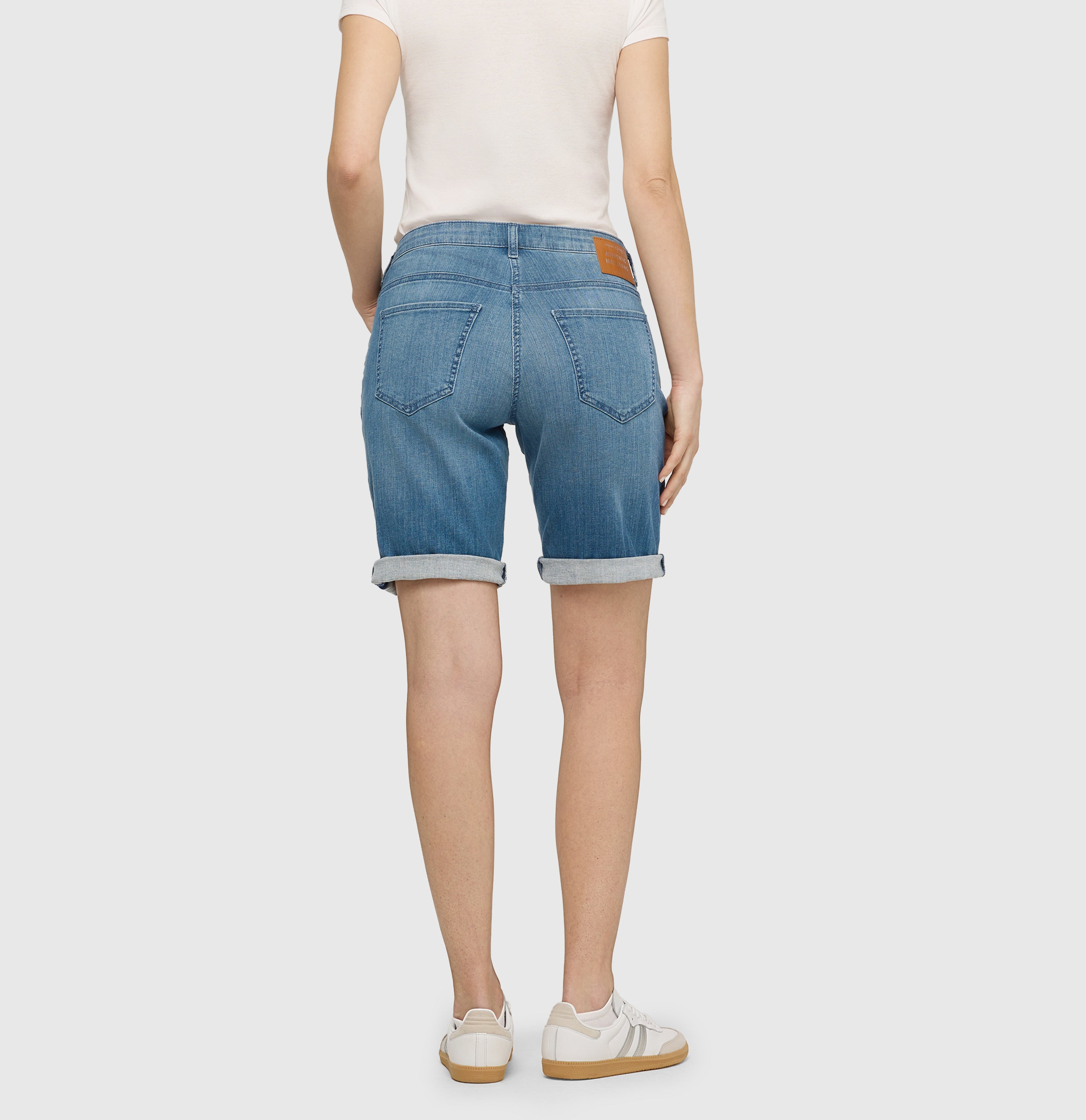 Turned-up shorts made of light denim. | SHORTY summer clean | summer blue authentic used | Back view of model