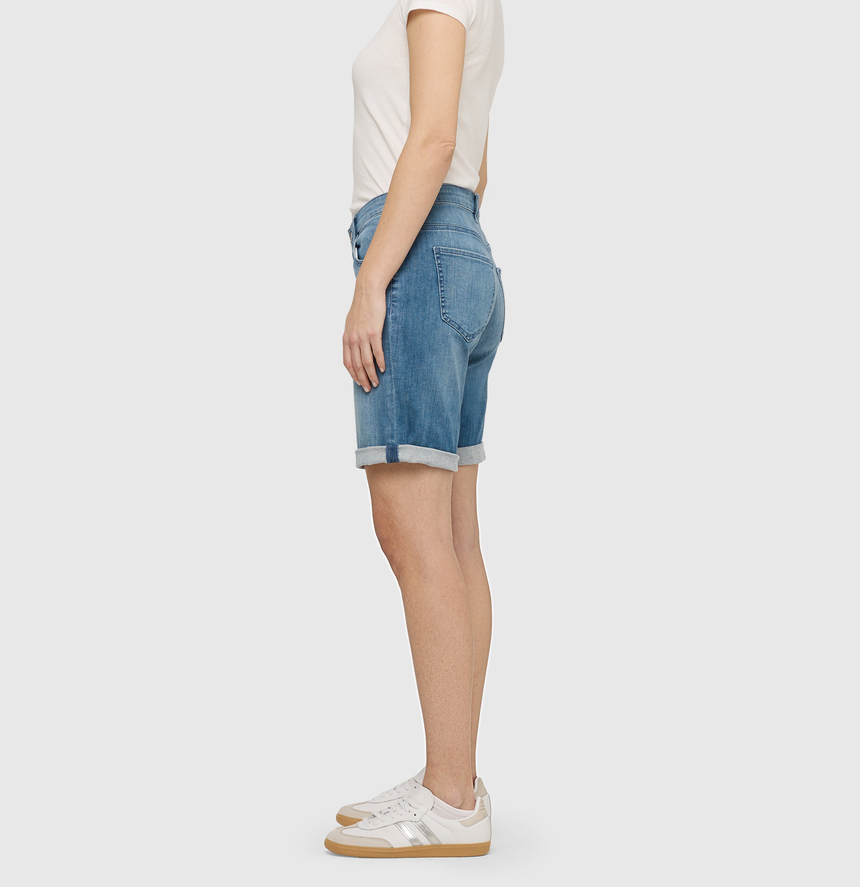 Turned-up shorts made of light denim. | SHORTY summer clean | summer blue authentic used | Side view of model
