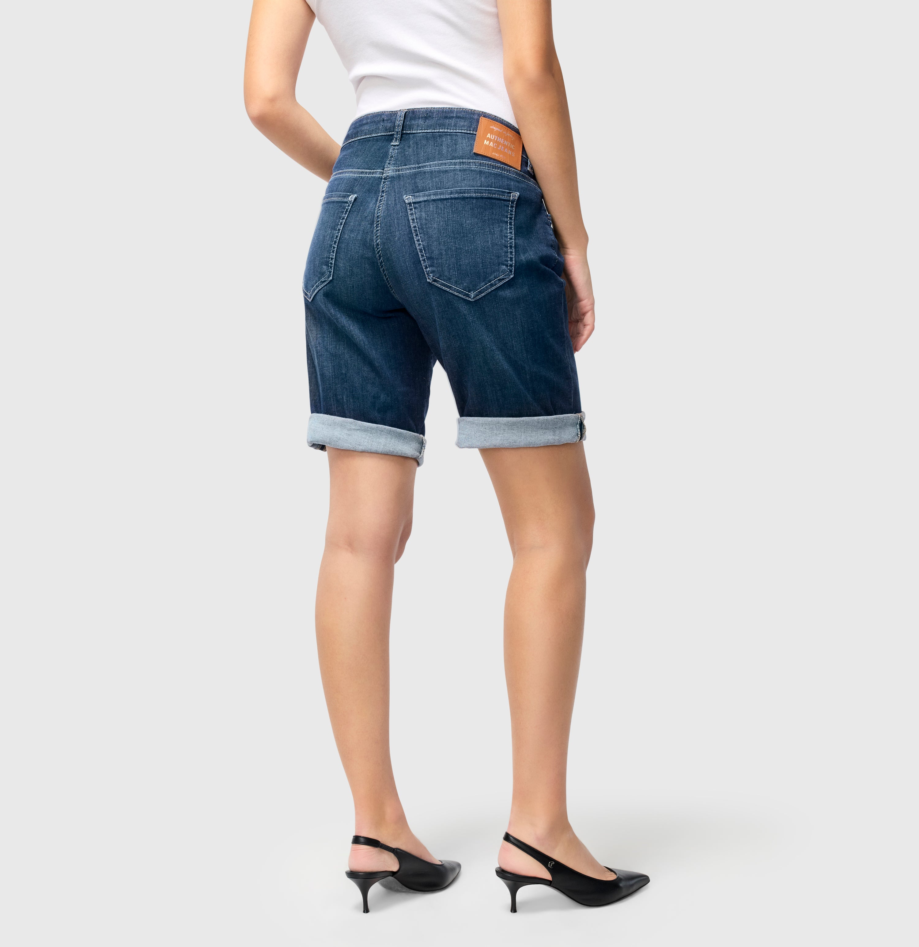 Turned-up jeans shorts made of light denim. | SHORTY summer clean | new basic wash | Back view of model