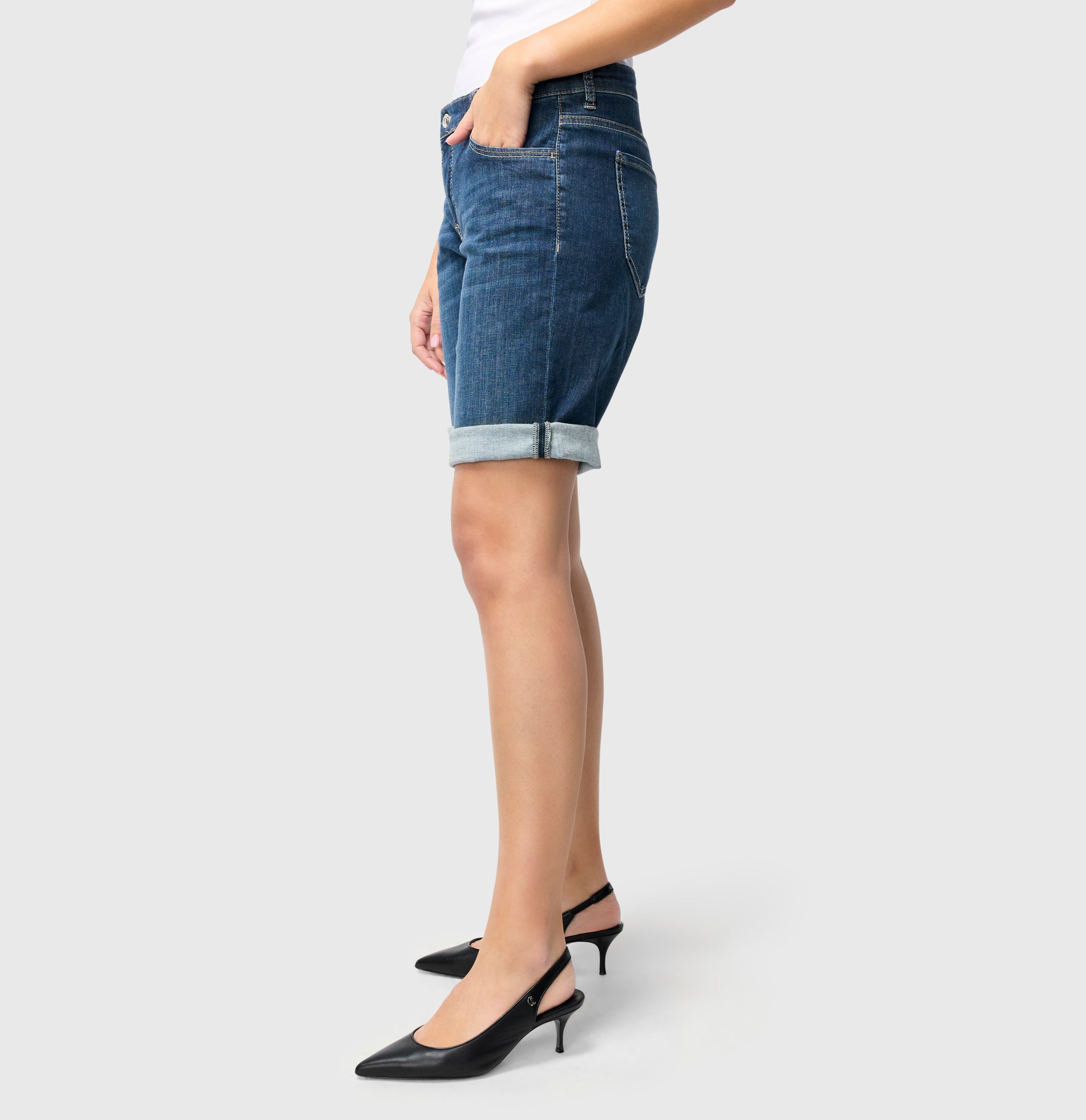 Turned-up jeans shorts made of light denim. | SHORTY summer clean | new basic wash | Detailed view 2 of model