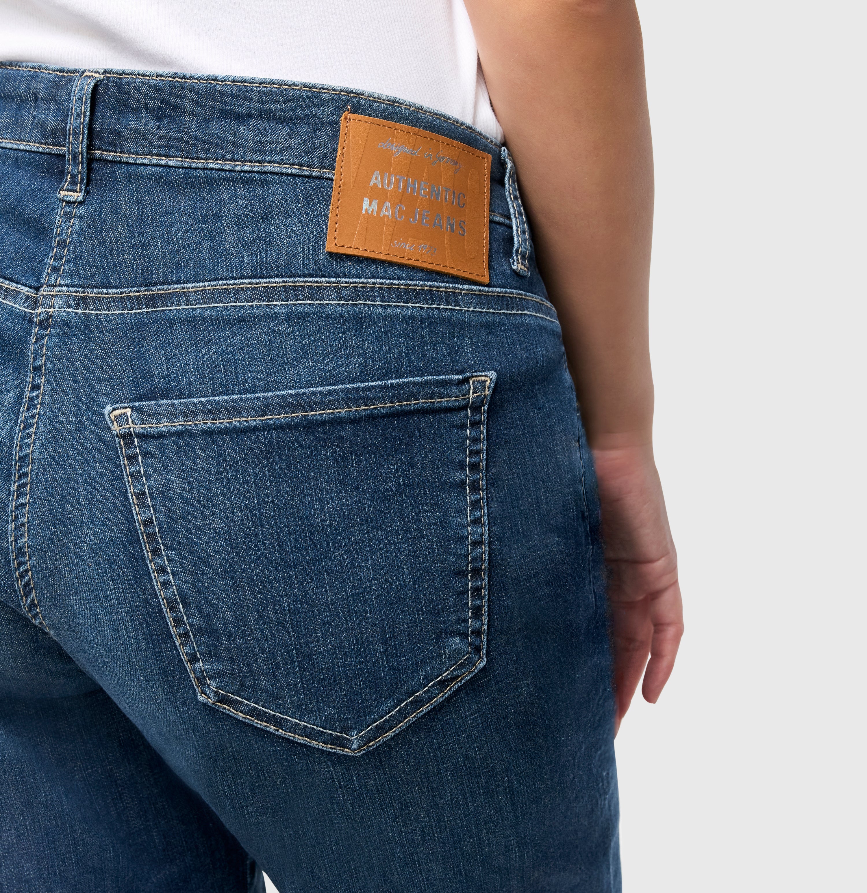 Turned-up jeans shorts made of light denim. | SHORTY summer clean | new basic wash | Detailed view 3 of model