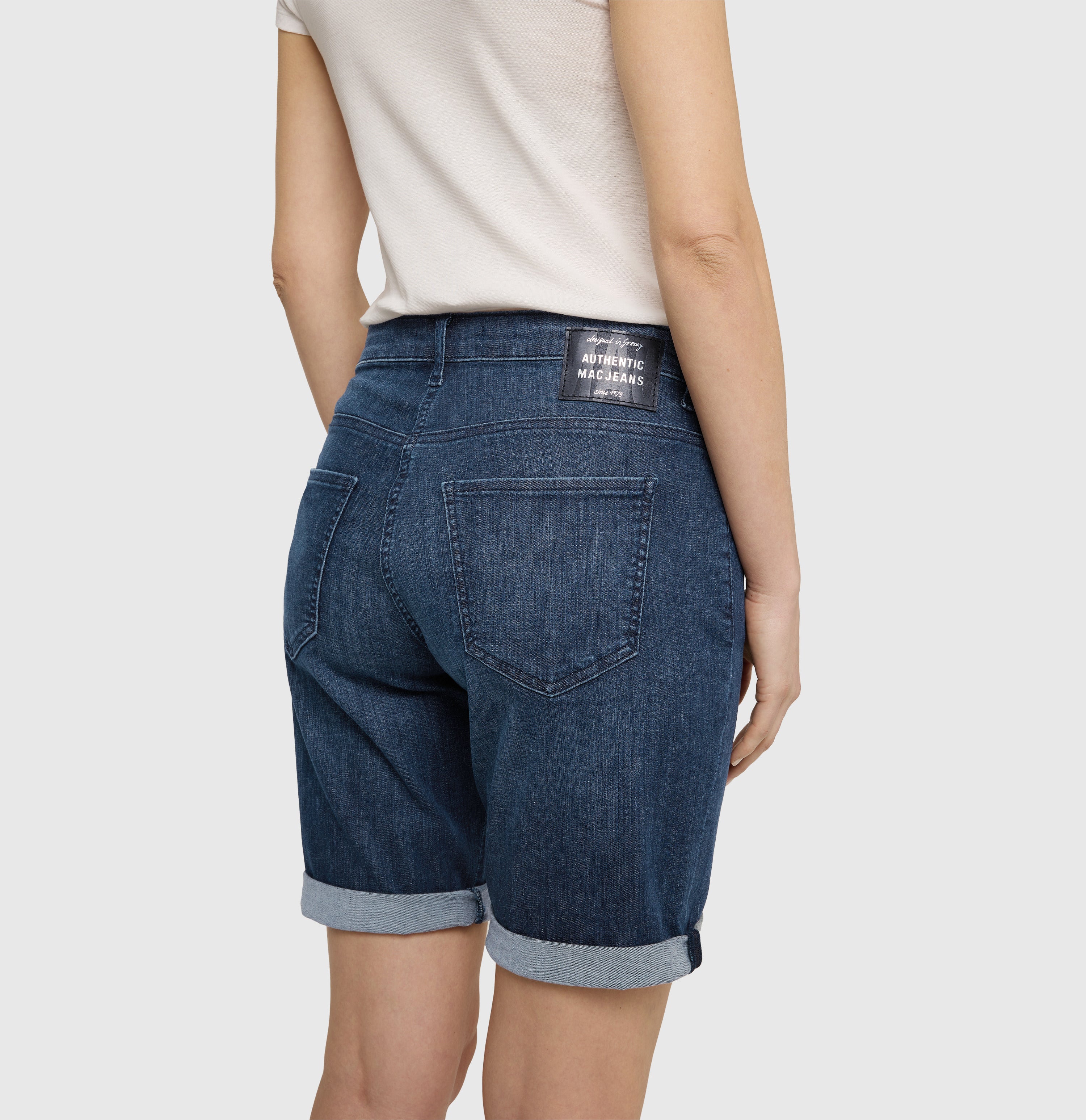 Turned-up shorts made of light denim. | SHORTY summer clean | dark ocean wash | Detailed view 2 of model