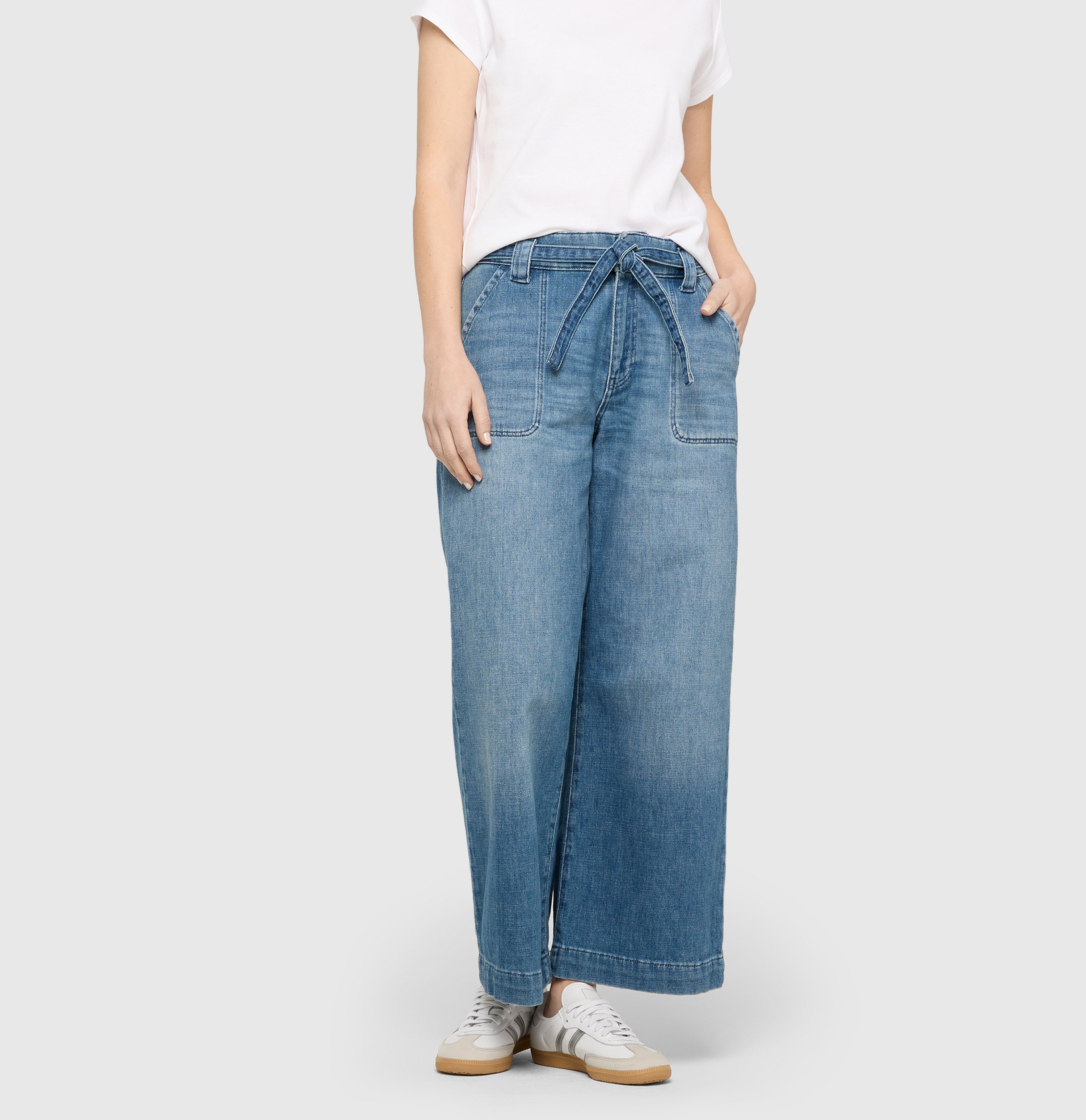Wide, flowing jeans with tie belt. | SIENNA | cool blue used | Front view of model