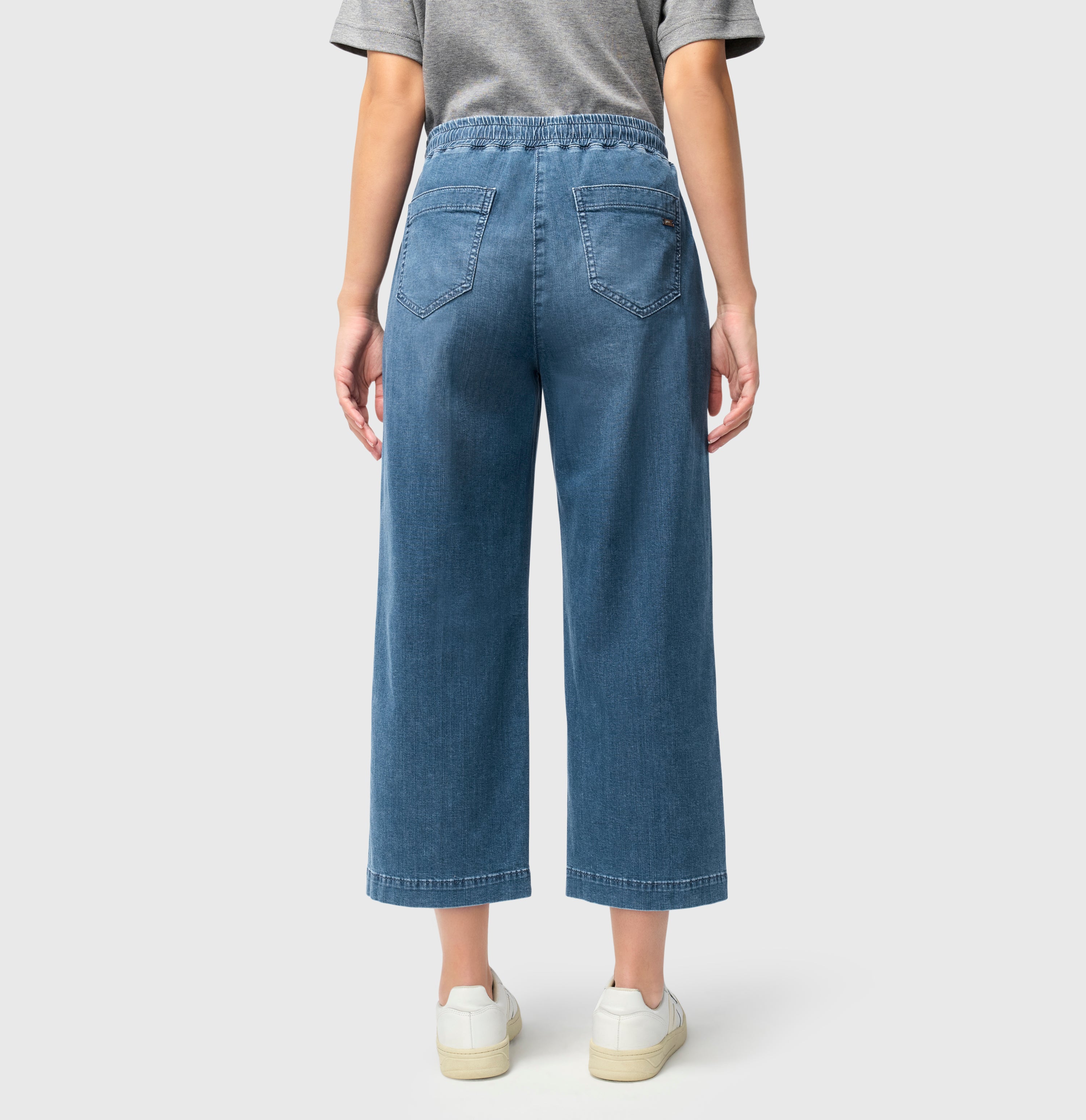 Culotte with drawstring. Made from light denim. | S-NAME | S-FBBZ | Back view of model