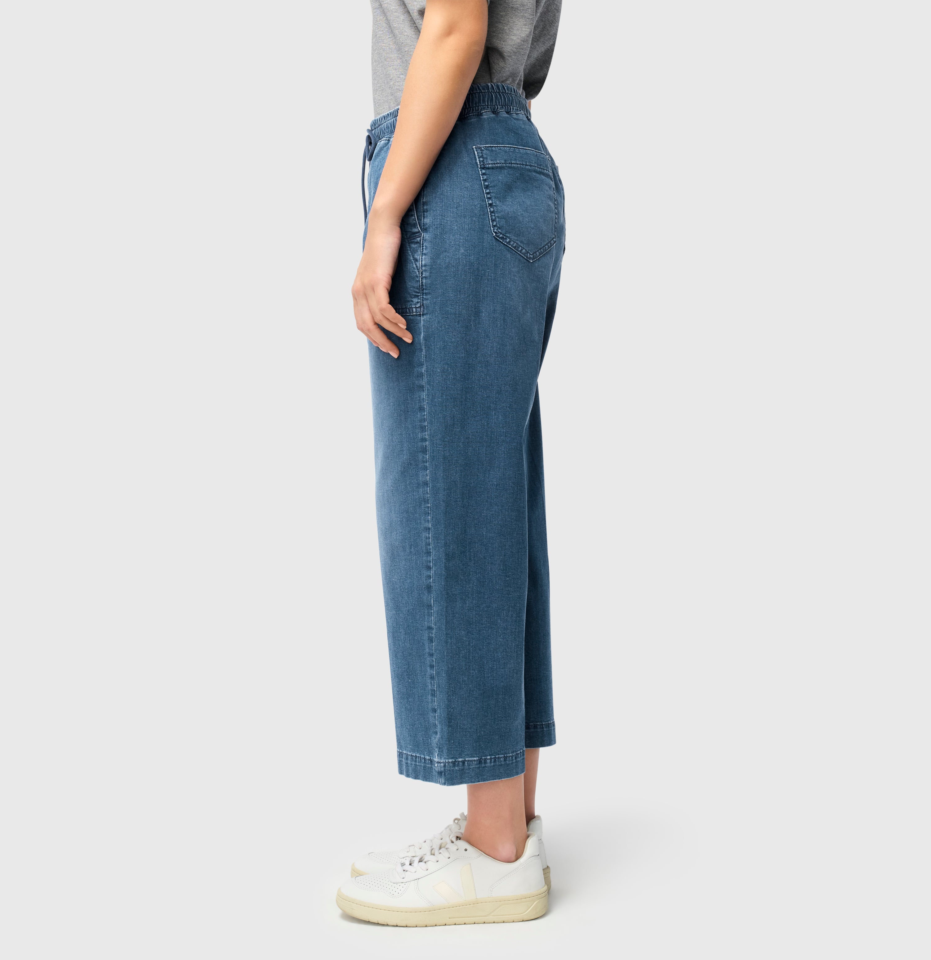Culotte with drawstring. Made from light denim. | CULOTTE casual denim | blue basic authentic | Detailed view 2 of model