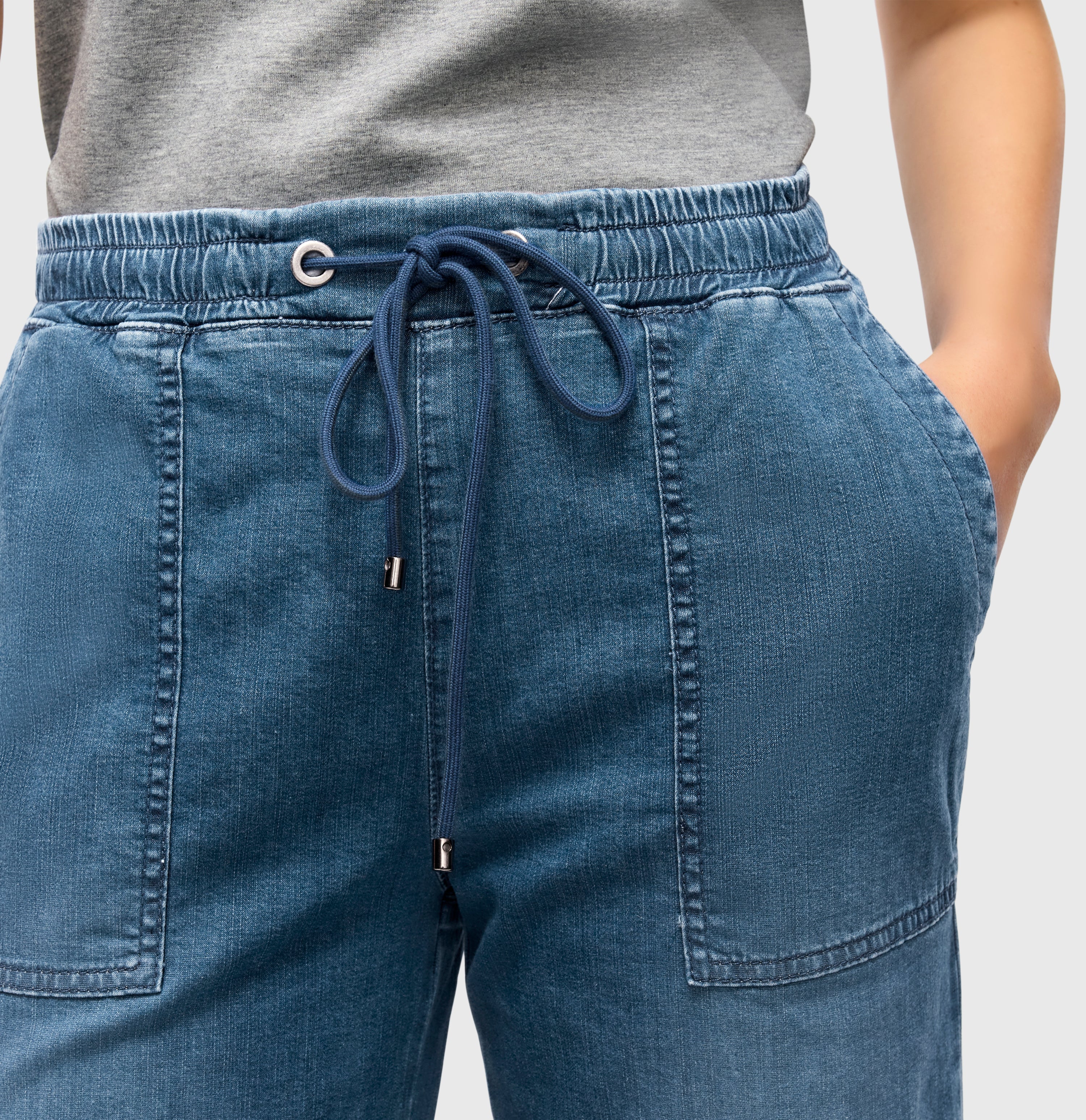 Culotte with drawstring. Made from light denim. | CULOTTE casual denim | blue basic authentic | Detailed view 3 of model