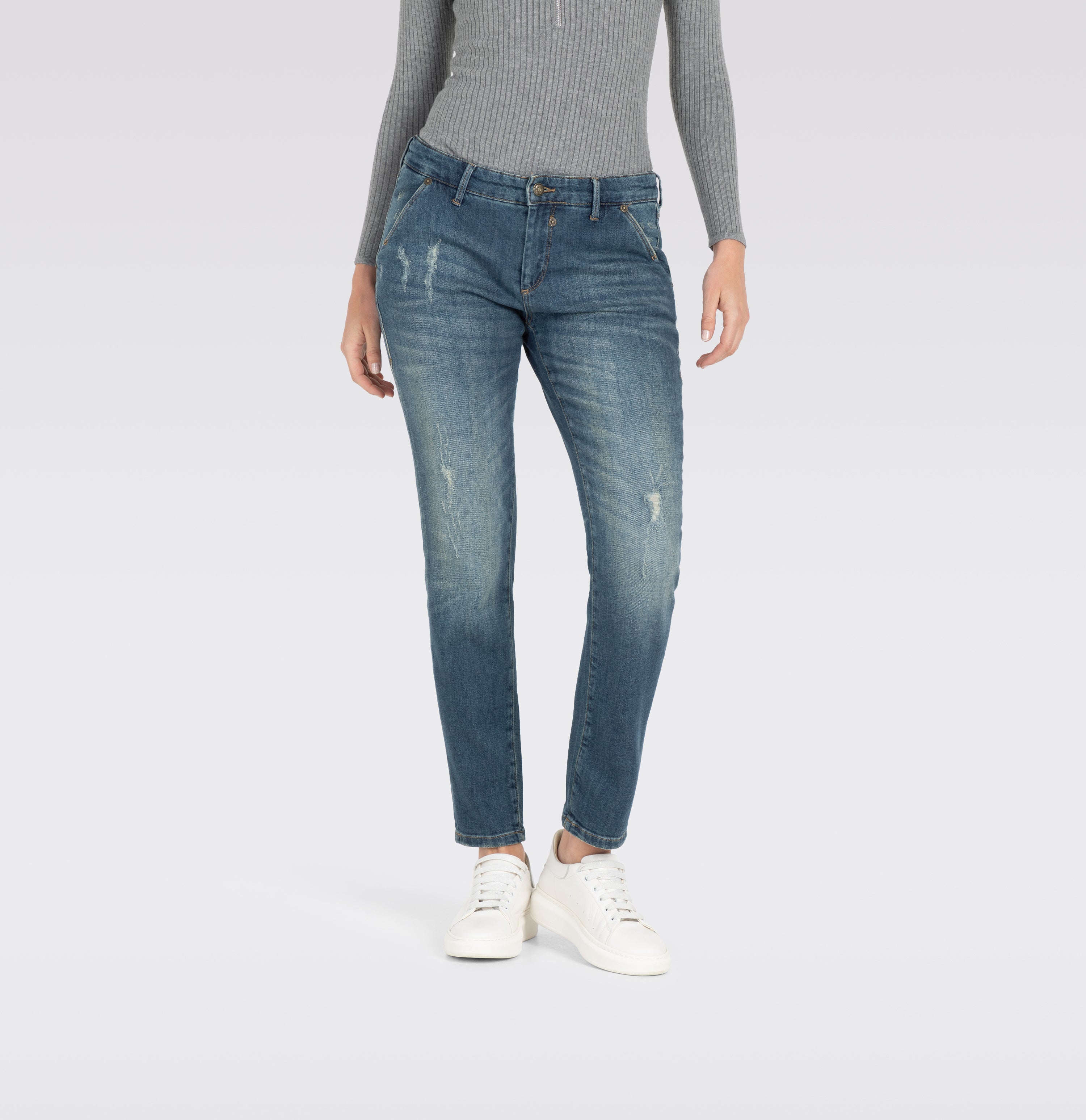 Figure-hugging slim, chino style jeans. | S-NAME | S-FBBZ | Front view of model