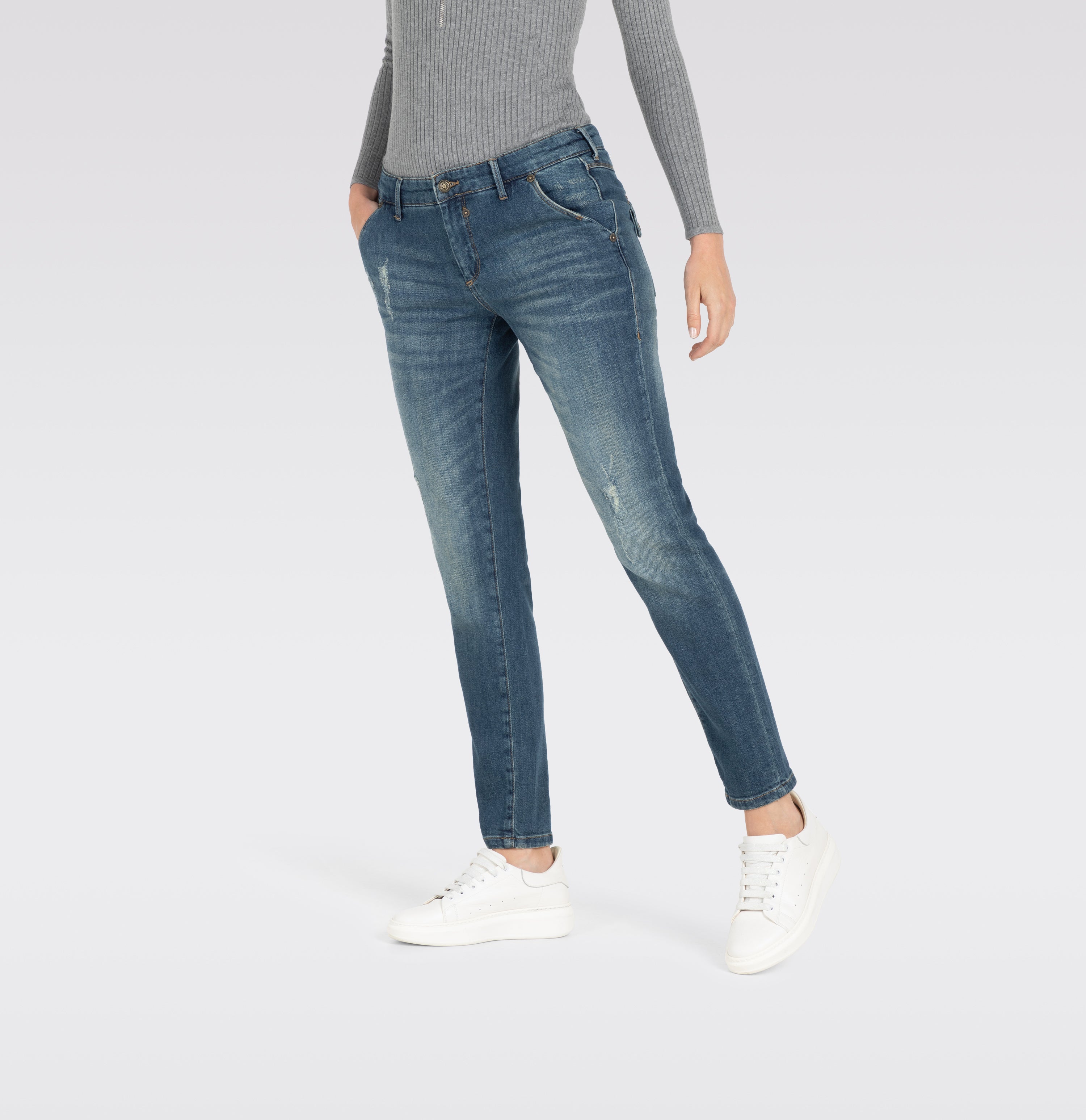 Figure-hugging slim, chino style jeans. | S-NAME | S-FBBZ | Detailed view 2 of model