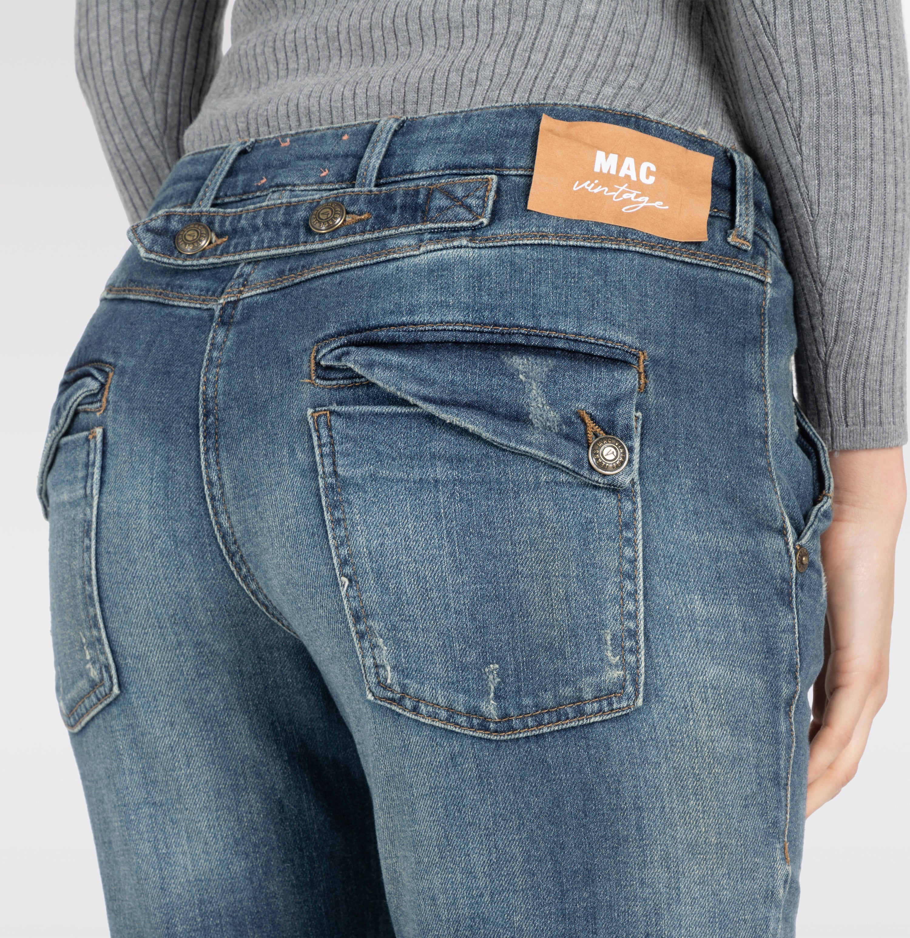 Figure-hugging slim, chino style jeans. | MONTANA Chino | green destroyed wash | Detailed view 3 of model