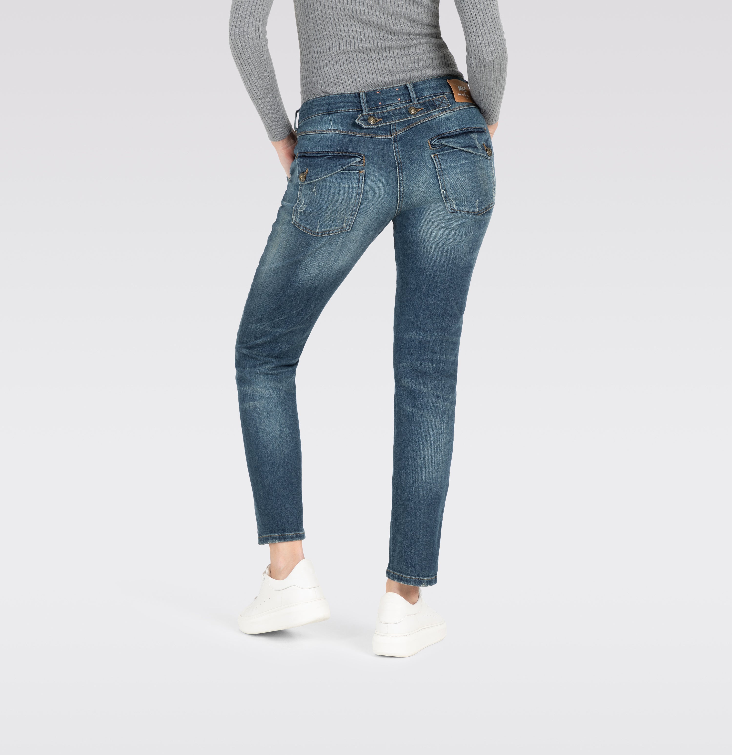 Figure-hugging slim, chino style jeans. | S-NAME | S-FBBZ | Detailed view 4 of model