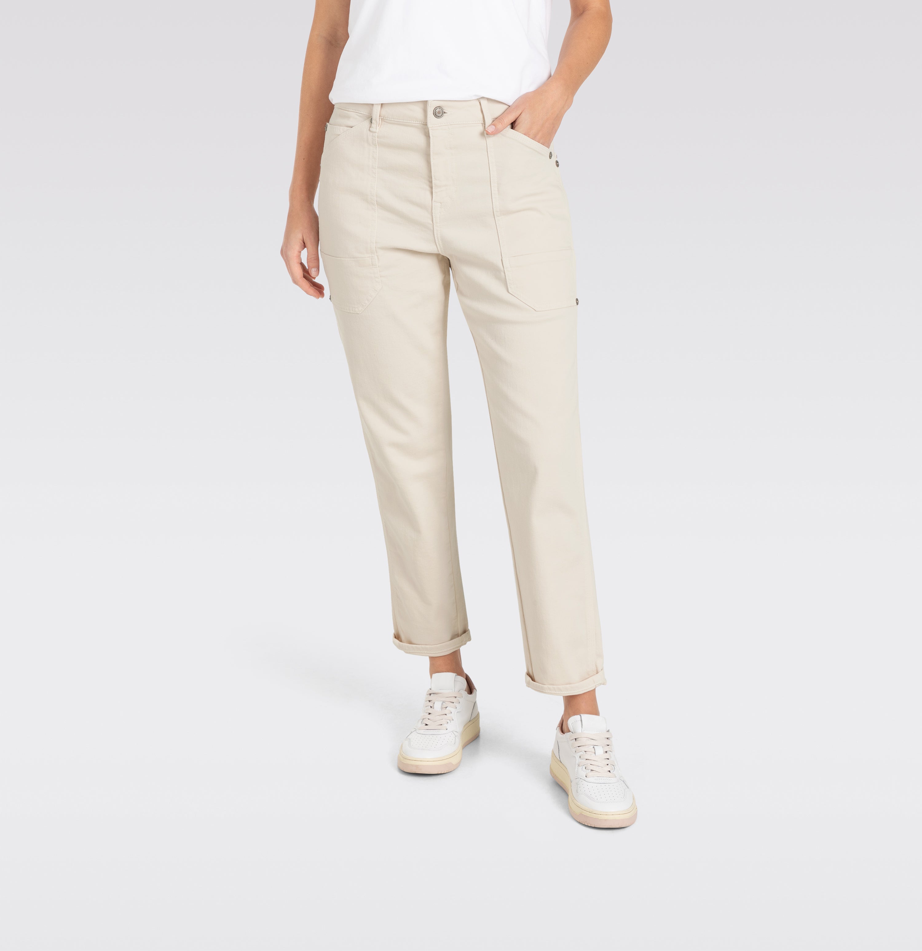 Low cut relaxed fit jeans. | S-NAME | S-FBBZ | Front view of model