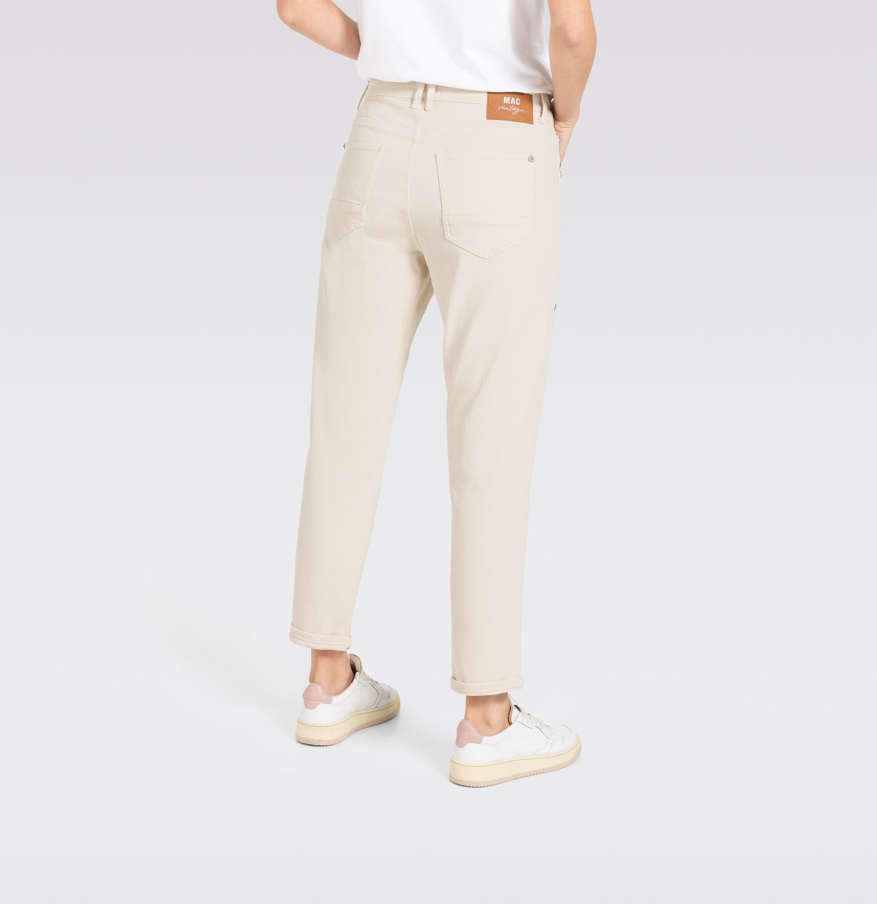 Low cut relaxed fit jeans. | IOWA Baggy | antique white PPT | Back view of model