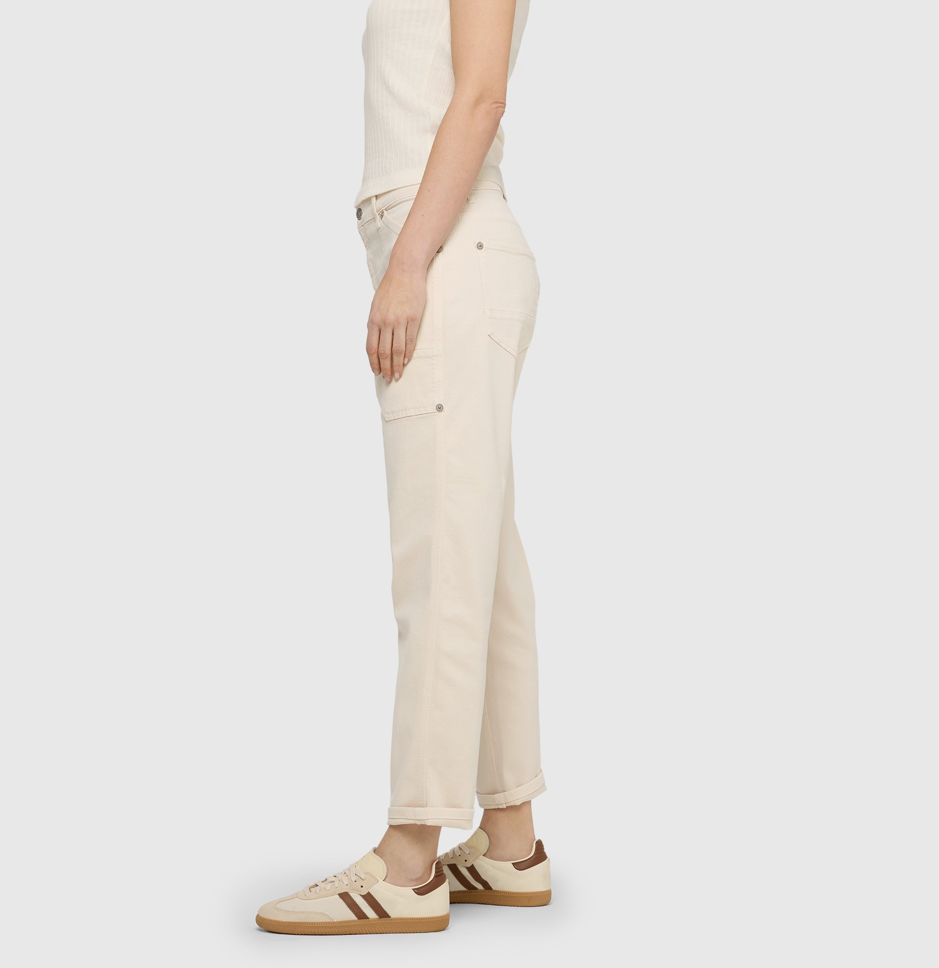 Relaxed fit made of comfortable vintage denim. | IOWA Baggy | antique white PPT | Side view of model