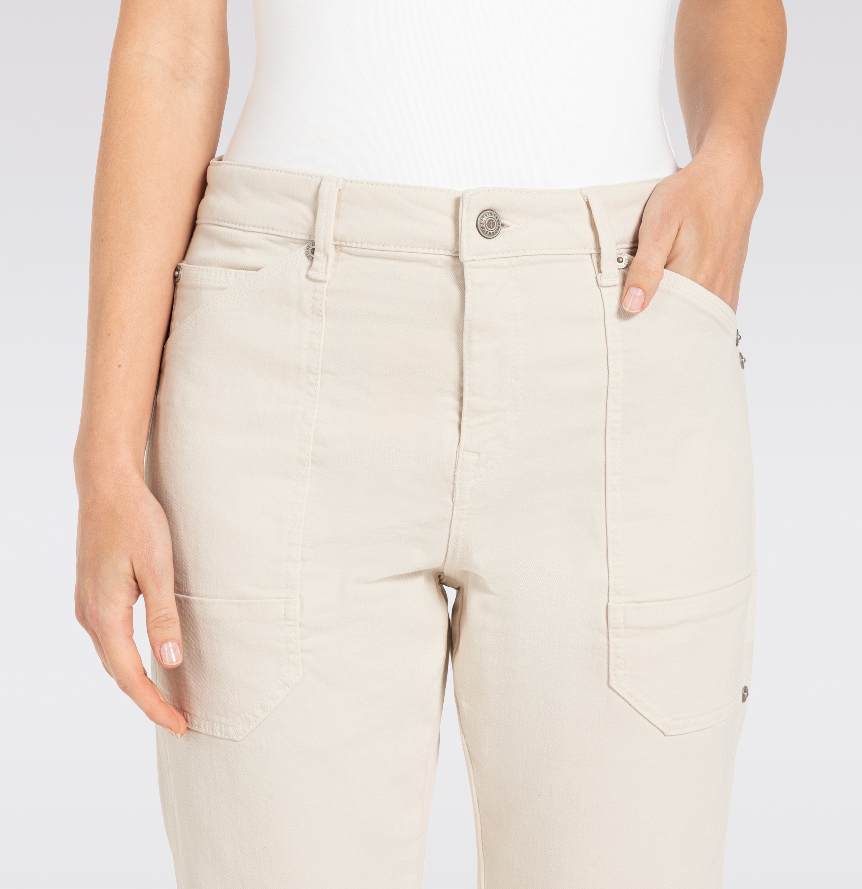 Low cut relaxed fit jeans. | S-NAME | S-FBBZ | Side view of model
