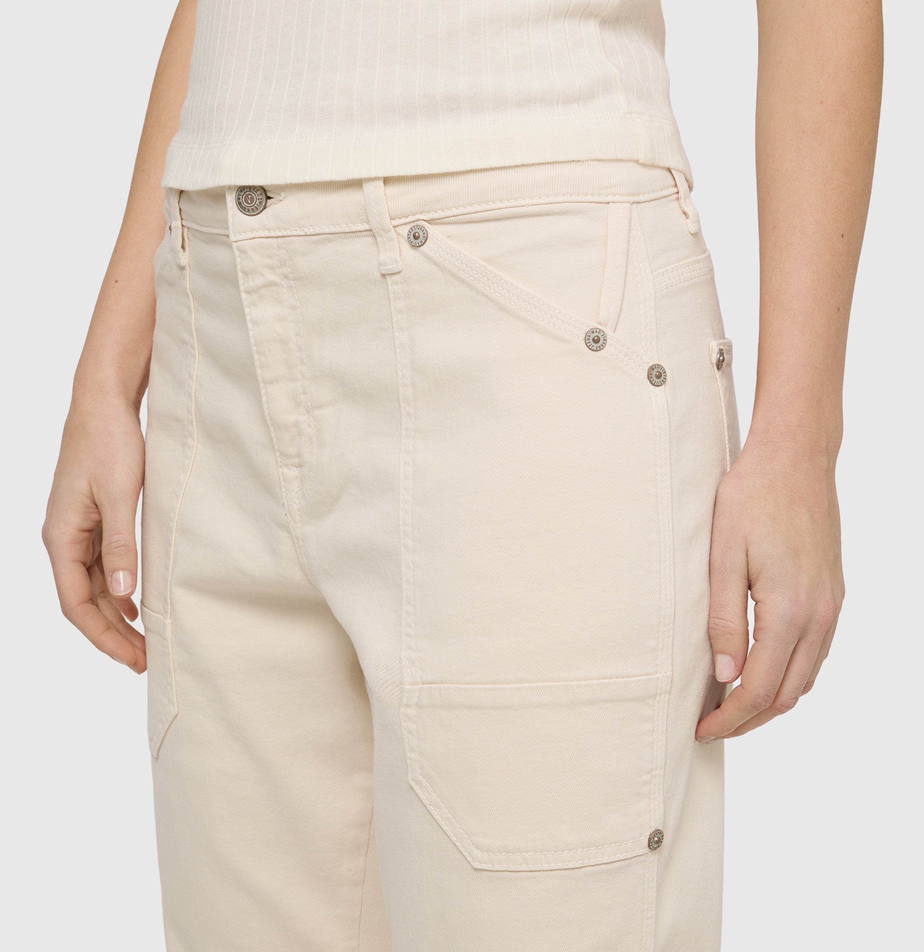 Relaxed fit made of comfortable vintage denim. | IOWA Baggy | antique white PPT | Detailed view 2 of model
