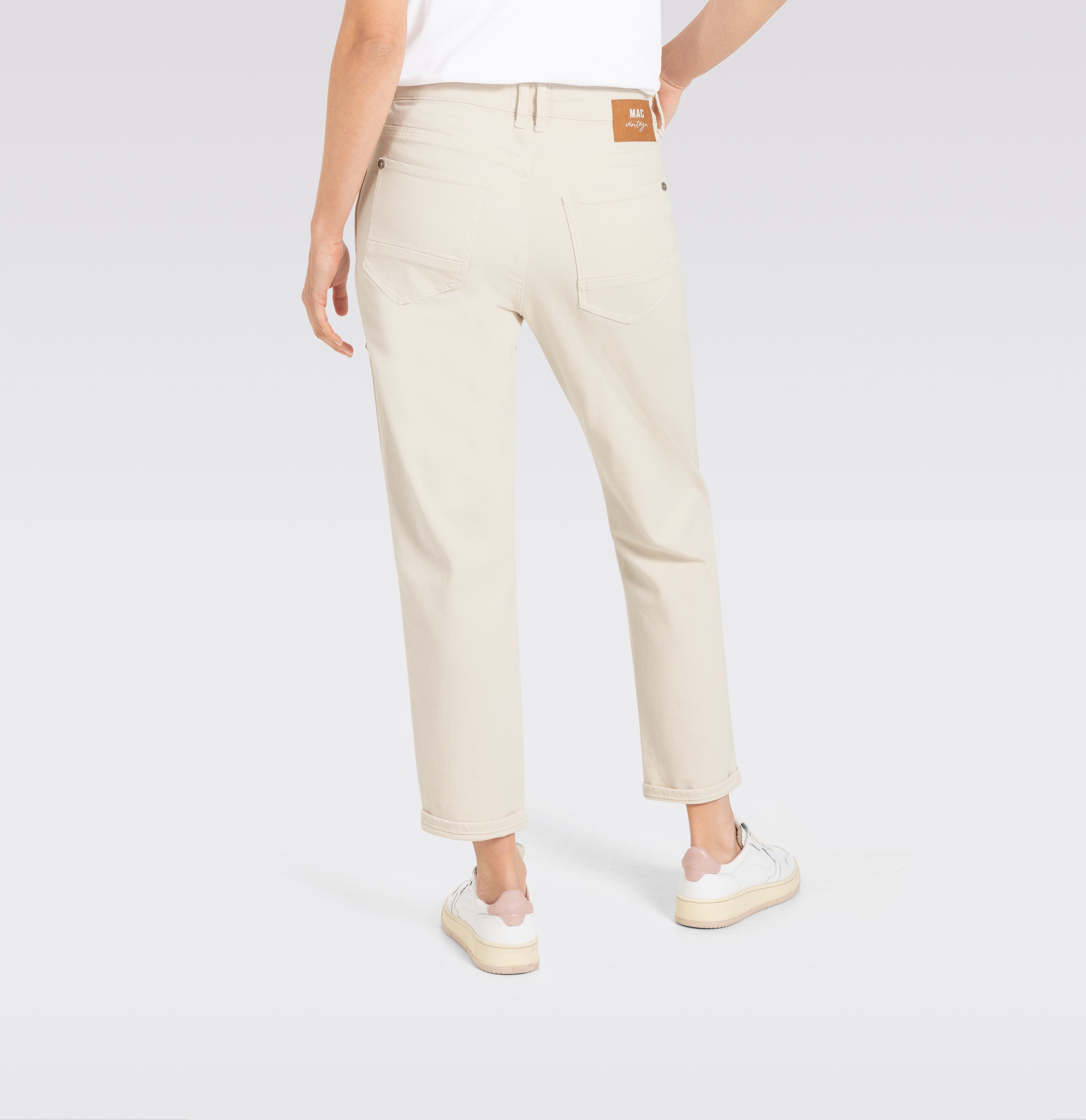 Low cut relaxed fit jeans. | S-NAME | S-FBBZ | Detailed view 2 of model
