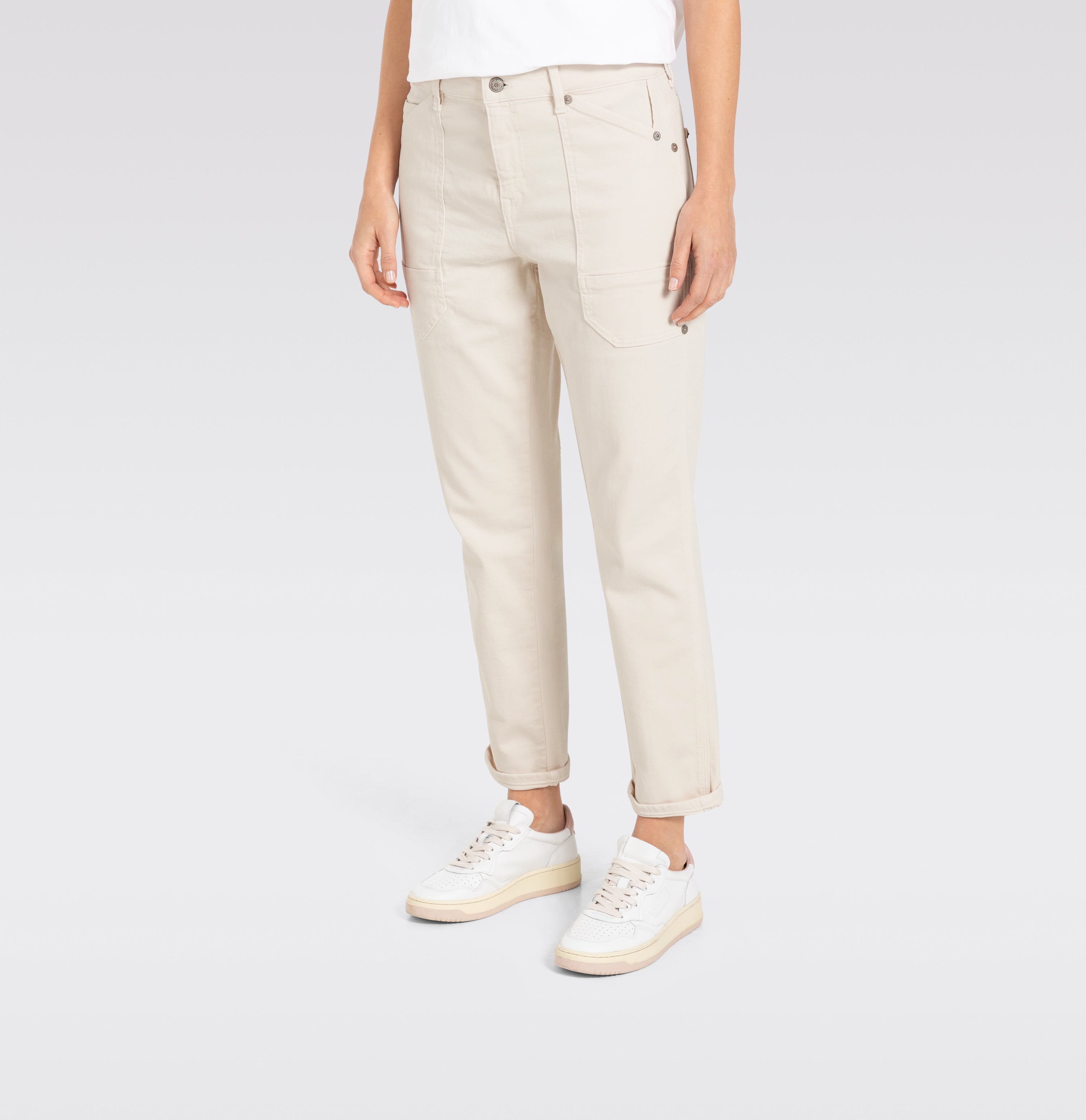 Low cut relaxed fit jeans. | S-NAME | S-FBBZ | Detailed view 4 of model